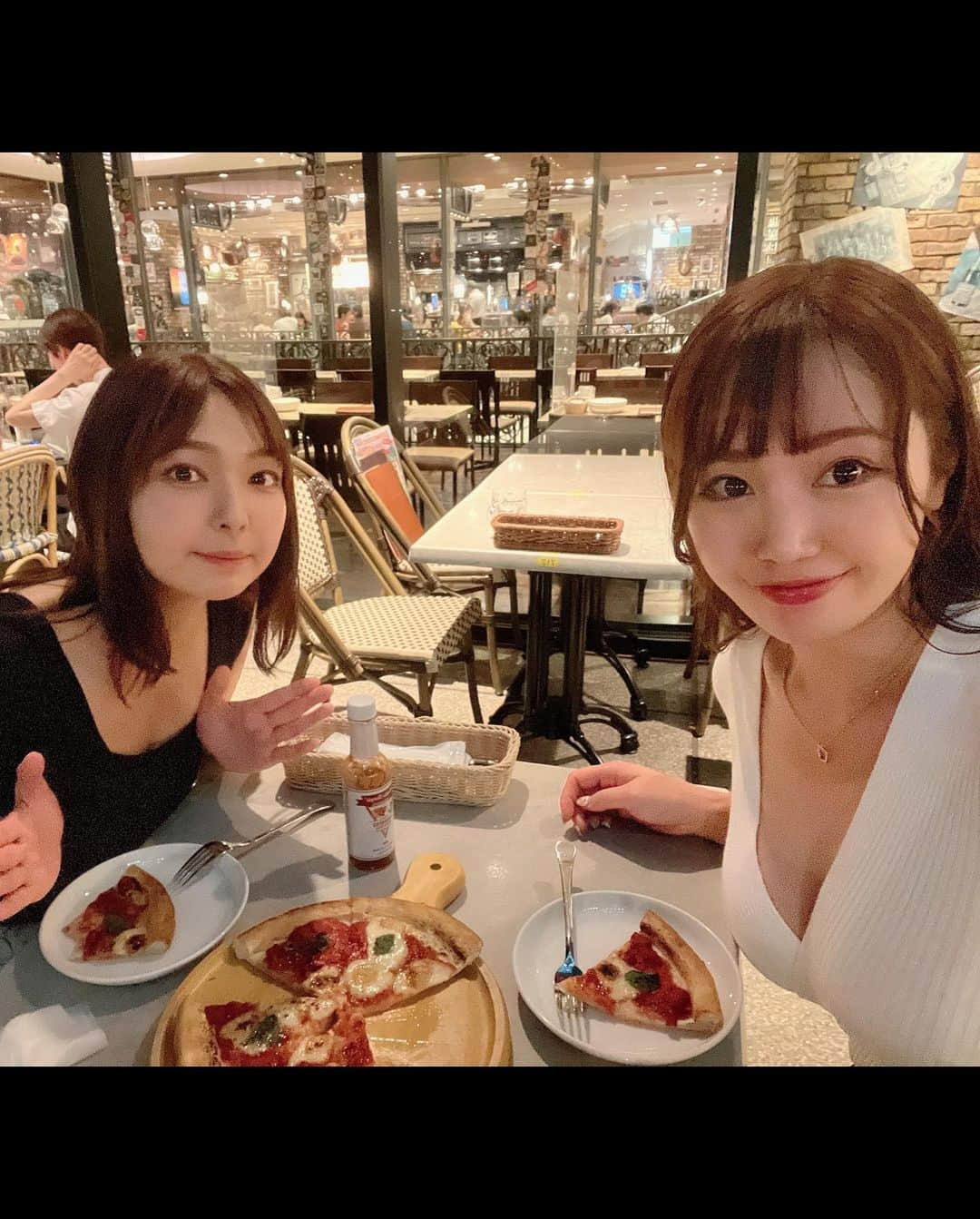 愛場れいらさんのインスタグラム写真 - (愛場れいらInstagram)「ビアガーデンで🌃 マルゲリータとビール🍺🍕 . . 故郷ネアポリスでシンプルな ピッツァマルガリータが食べたいとジョルノが言ってたな アツアツのピッツァも食いてえ ナラの木の薪で焼いた故郷の本物のマルガリータだ とナランチャが言っておったな。🚁 エモいな。泣🍕  . 夏は屋外で飲むの最高だ〜 . . やーもーJOJO展かっこよすぎ 5部見返してとばした4部みてるとこ❤️たのちい🥹👏 . . . 今年の夏も飲むぞおお❤️ . . . #ビアガーデン　#jojo展  #彼女とデートなう  #デート風　#彼氏目線　#肉食系女子  #谷間強調  #谷間　#グラドル　#グラビア　#お姉さん　#ティックトック　#japanesegirl #asiangirls  #beerlover  #ビールよりハイボール　だけど」6月29日 19時55分 - aibareira2