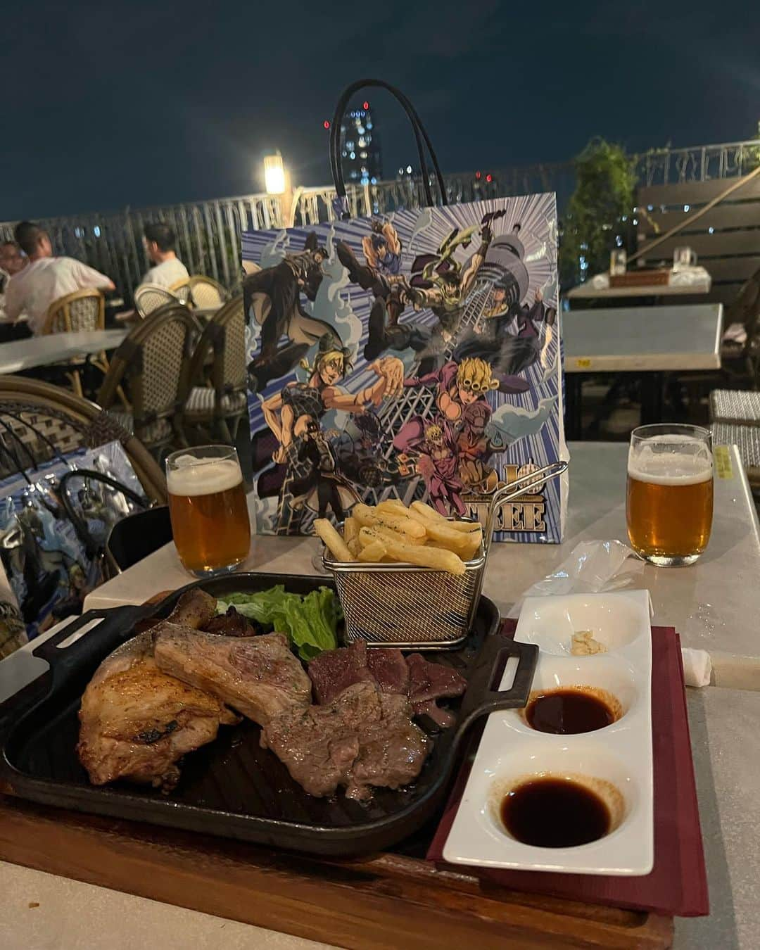 愛場れいらさんのインスタグラム写真 - (愛場れいらInstagram)「ビアガーデンで🌃 マルゲリータとビール🍺🍕 . . 故郷ネアポリスでシンプルな ピッツァマルガリータが食べたいとジョルノが言ってたな アツアツのピッツァも食いてえ ナラの木の薪で焼いた故郷の本物のマルガリータだ とナランチャが言っておったな。🚁 エモいな。泣🍕  . 夏は屋外で飲むの最高だ〜 . . やーもーJOJO展かっこよすぎ 5部見返してとばした4部みてるとこ❤️たのちい🥹👏 . . . 今年の夏も飲むぞおお❤️ . . . #ビアガーデン　#jojo展  #彼女とデートなう  #デート風　#彼氏目線　#肉食系女子  #谷間強調  #谷間　#グラドル　#グラビア　#お姉さん　#ティックトック　#japanesegirl #asiangirls  #beerlover  #ビールよりハイボール　だけど」6月29日 19時55分 - aibareira2