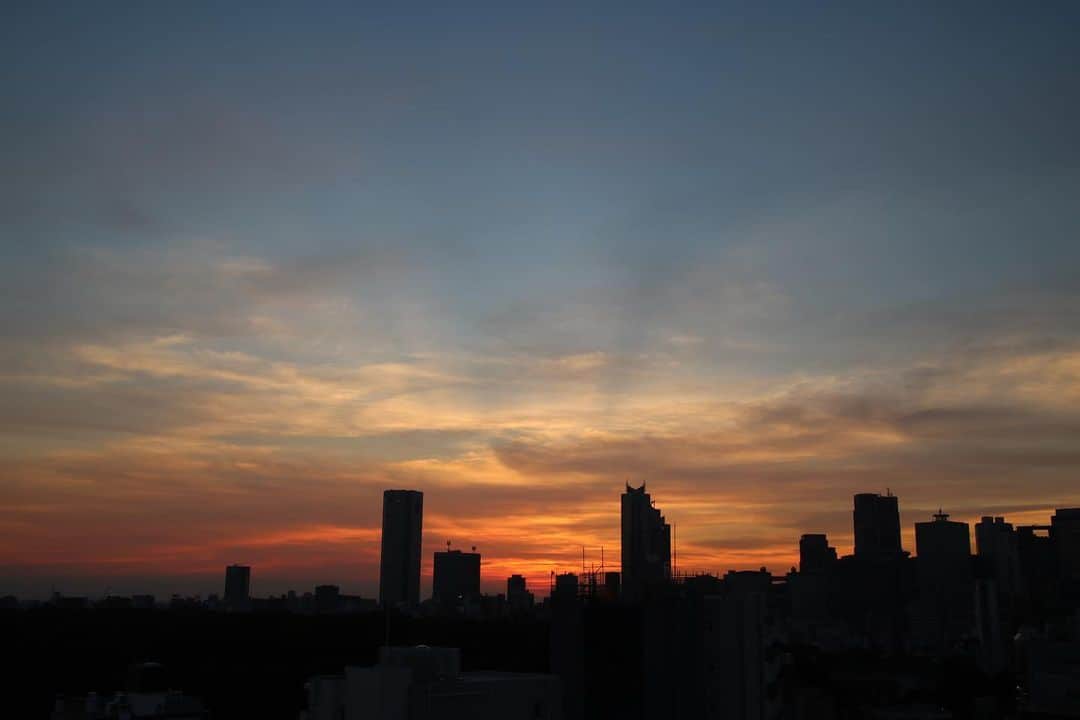 坂元美香さんのインスタグラム写真 - (坂元美香Instagram)「ピンク🥰  沈む20分前くらいまでは 昨日と同じような空なのだけど結果は違う。  その瞬間になってみないと どんな色が出るかわからないから 毎日が奇跡なんだよなぁ… と思いながら撮ってます😊  タイムラプスは18:39-20:00です。 ピンクの瞬間は19:14 でした。  today's sunset 2022/06/29 #sunsetphotobymikasakamoto  #sunset #夕陽 #夕日 #黄昏時 #夕焼け #tokyosky #やっぱり空が好き #イマソラ  #CanonEOSKiss8i」6月29日 20時34分 - mika_saka