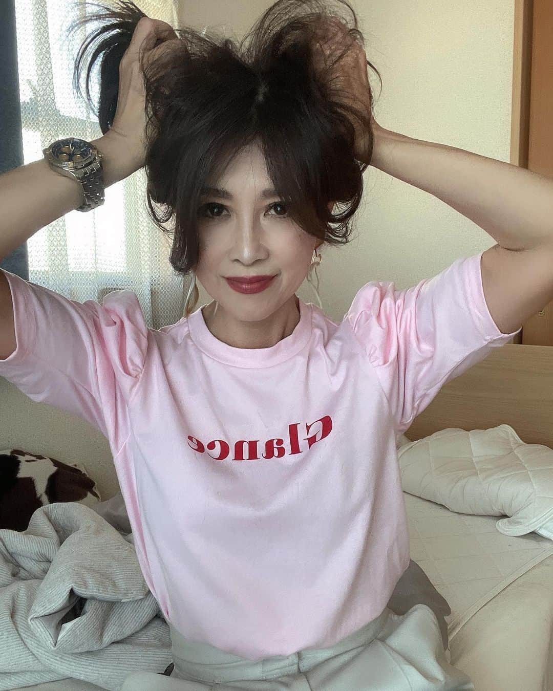 Naoko（なおこ）さんのインスタグラム写真 - (Naoko（なおこ）Instagram)「👚 👚 ピンクのTシャツと 白のTシャツ イロチよ🤍💗  髪をブロウするとき 一旦全部前に 形づけて 後ろに 流すと ふんわりなるよ。  まず ウーになってから かきあげる感じね  根元にボリュームない方は 特にやってみてー   #ootd#fashion#style#筋トレ女子 #筋トレダイエット#Fitnesswear#フィットネス#Fitness#フィットネスウェア#筋トレ女子と繋がりたい #筋トレ減量 #くびれ#美ボディ #アラフィフ#なおこ語録#アラフィフコーデ#筋トレ日記 #筋トレ生活 #ボディメイク #50代の筋トレ #熊本 #kumamoto #Trainingmotivation #Bodybuilding#Muscletraining #fitnessmodel#training #workoutvideo #gymgirl#Housemusic」6月29日 20時38分 - smile_naohibi