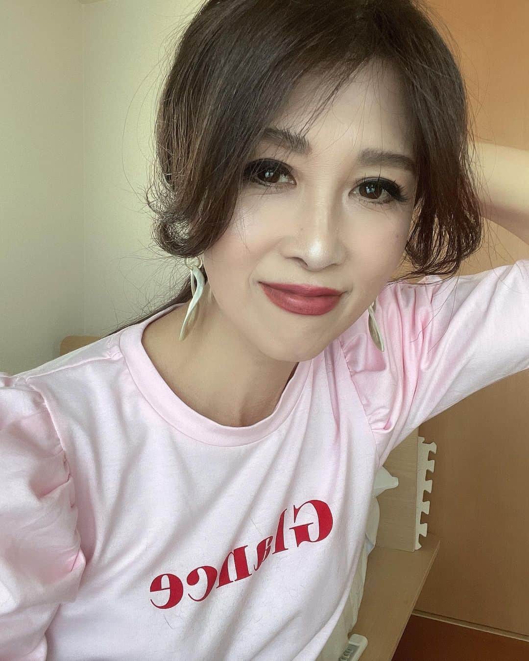 Naoko（なおこ）さんのインスタグラム写真 - (Naoko（なおこ）Instagram)「👚 👚 ピンクのTシャツと 白のTシャツ イロチよ🤍💗  髪をブロウするとき 一旦全部前に 形づけて 後ろに 流すと ふんわりなるよ。  まず ウーになってから かきあげる感じね  根元にボリュームない方は 特にやってみてー   #ootd#fashion#style#筋トレ女子 #筋トレダイエット#Fitnesswear#フィットネス#Fitness#フィットネスウェア#筋トレ女子と繋がりたい #筋トレ減量 #くびれ#美ボディ #アラフィフ#なおこ語録#アラフィフコーデ#筋トレ日記 #筋トレ生活 #ボディメイク #50代の筋トレ #熊本 #kumamoto #Trainingmotivation #Bodybuilding#Muscletraining #fitnessmodel#training #workoutvideo #gymgirl#Housemusic」6月29日 20時38分 - smile_naohibi
