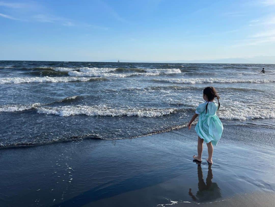 鈴木六夏さんのインスタグラム写真 - (鈴木六夏Instagram)「夕方の海、娘バージョン✨  水はすっかり温かく、 夕焼けが綺麗で 最高な季節😆  ジャブジャブ入らなくても うんと楽しんでる姿に教えられることたくさん。」6月29日 21時19分 - rikuka.62