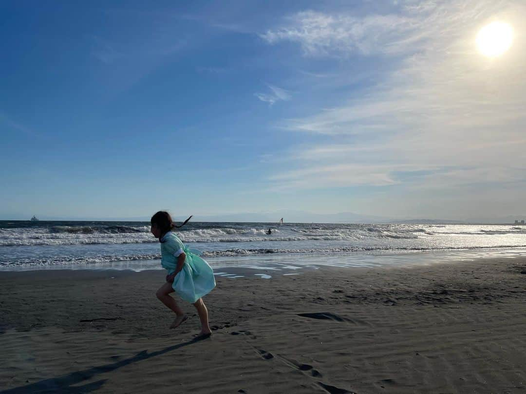 鈴木六夏さんのインスタグラム写真 - (鈴木六夏Instagram)「夕方の海、娘バージョン✨  水はすっかり温かく、 夕焼けが綺麗で 最高な季節😆  ジャブジャブ入らなくても うんと楽しんでる姿に教えられることたくさん。」6月29日 21時19分 - rikuka.62