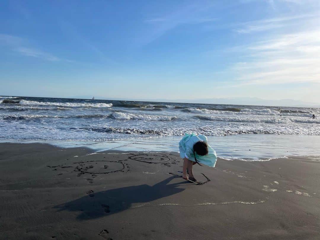 鈴木六夏さんのインスタグラム写真 - (鈴木六夏Instagram)「夕方の海、娘バージョン✨  水はすっかり温かく、 夕焼けが綺麗で 最高な季節😆  ジャブジャブ入らなくても うんと楽しんでる姿に教えられることたくさん。」6月29日 21時19分 - rikuka.62