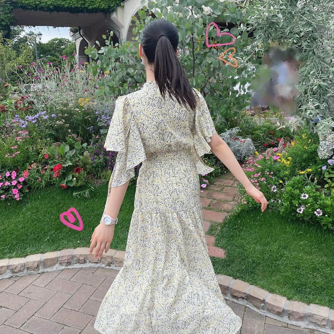 凛美さんのインスタグラム写真 - (凛美Instagram)「◡̈ ⁡ お花とお花柄のワンピース🌼 ⁡ 背中についているフリルが 羽みたいで飛べそう！笑 可愛い！ とお友達が言ってくれて 嬉しかった☺︎ ⁡ ⁡ 暑~くてバタバタなのに ちょっとの時間だけど楽しもう‼︎と たくさん写真撮ってくれたり いろんなところに行ってくれて、、、 ⁡ そんな優しいお友達のおかげで 本当にたのしくてずっと笑顔なおでかけになりました🍧 ⁡ ⁡」6月29日 21時30分 - rimi_kenon_official