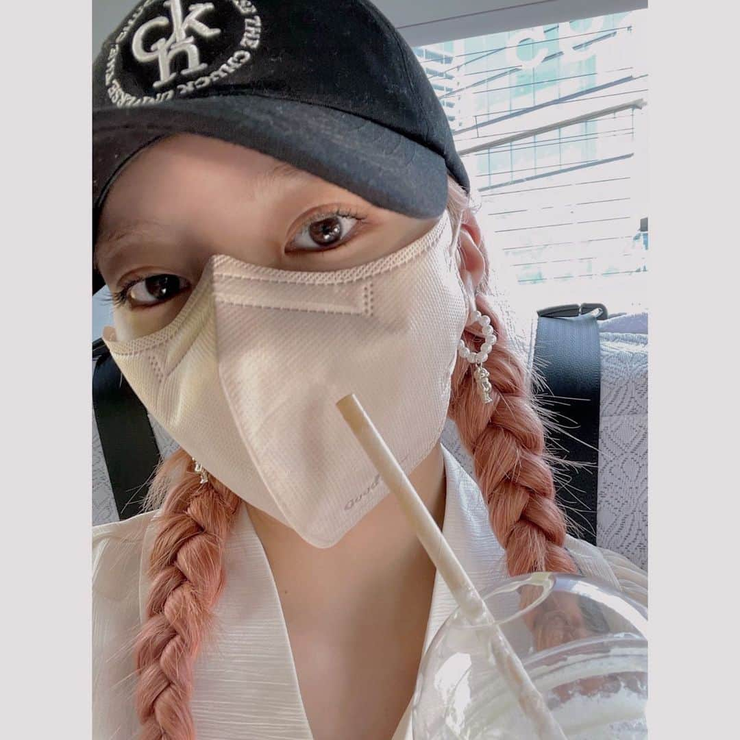 NiziUさんのインスタグラム写真 - (NiziUInstagram)「On and Off のMAYUKAです〜😆  最近本当に暑いですねー😑😑 夏！って感じ〜🐬🐠💓   ——————————————  On and Off 의 마유카입니다~  요즘 정말 더워요😑😑 이제 여름이 왔나봐요~🐬🐠💓  #NiziU #WithU #MAYUKA #🐱🌈」6月29日 21時30分 - niziu_artist_official