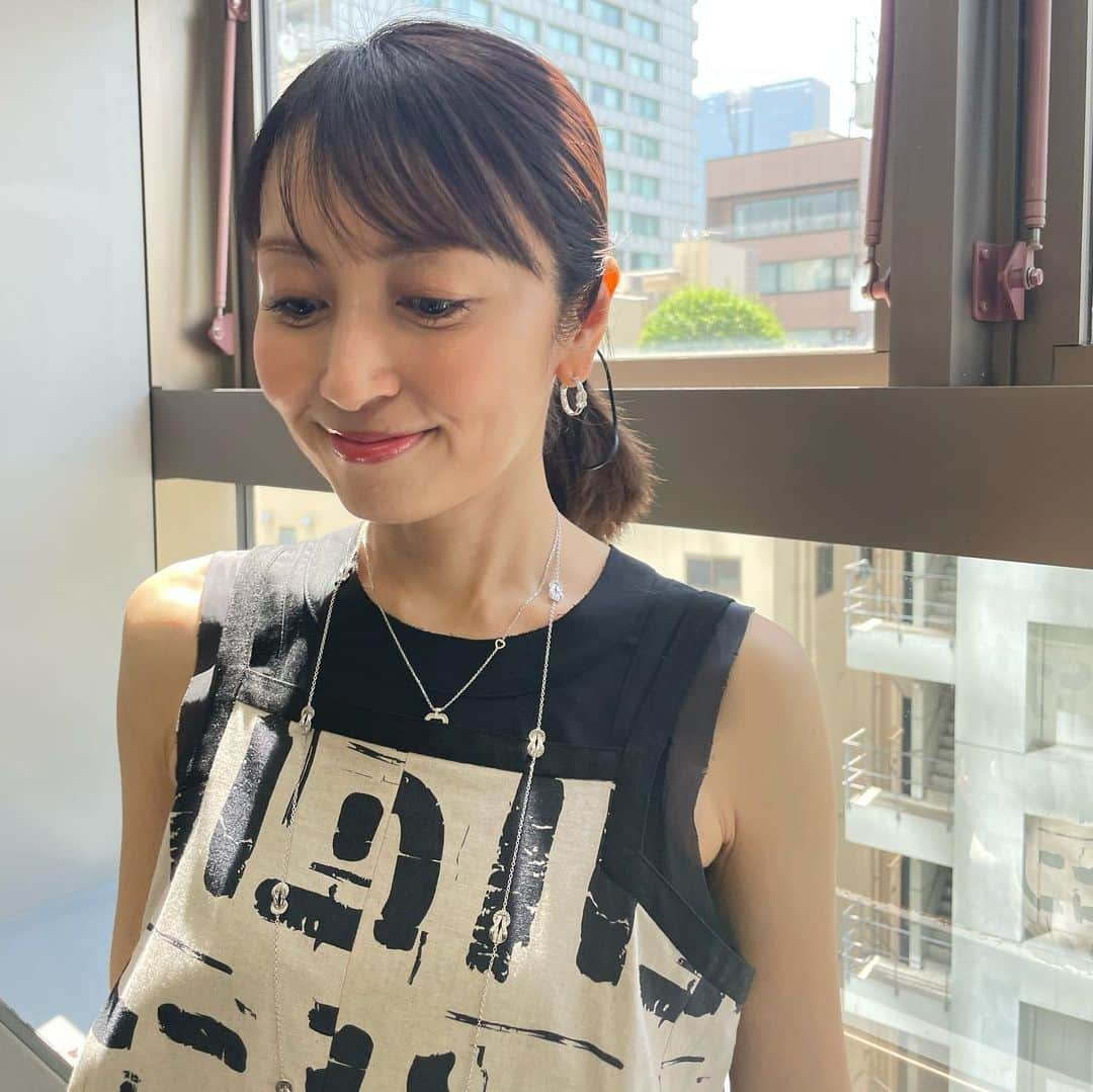 矢田亜希子さんのインスタグラム写真 - (矢田亜希子Instagram)「本日もラヴィット！ ありがとうございました‼︎ 今日で水曜シーズンレギュラーだったすーじー(富田鈴花ちゃん)が卒業。いつも元気で明るくて可愛くて。2度も一緒にロケに行ったことはいい思い出だよ♡♡いつも全力で楽しませてくれてありがとう☺️またすぐ会えますように、可愛いすーじー😘 #ラヴィット#水曜日#tbs#すーじー#卒業#元気印 衣装は ワンピース @josephstudio_jp @ow_pressroom トップス @sacaiofficial ジュエリー @fredjewelry あ‼️本日試食させていただいた沖縄のバナナパラダイスさんのバナナパン美味しかったですーーー😍😍💕」6月29日 21時44分 - akiko_yada