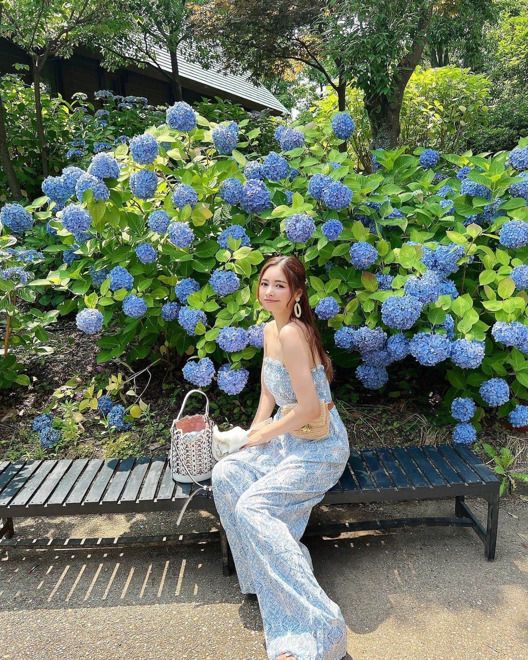 得あゆさんのインスタグラム写真 - (得あゆInstagram)「肩が出る服をこの夏は着たい🫶🏻☀️  毎日暑すぎ…えっ梅雨明け？！  rompers : @shein_japan sandal : @hermes bag : @hm  ・ ・ ・ ・ ・ ・ ・ ・ ・ ・ ・ ・ ・ ・ ・ ・ ・ #shein#shein購入品#セパレート#セットアップ#紫陽花#紫陽花ネイル#ネイル#心斎橋#心斎橋ネイル#大阪ネイル#梅田ネイル#お花畑#舞洲#あじさい#ブルーネイル#ブルーコーデ#ママコーデ#ママファッション#大人カジュアル#大阪観光#麦わら帽子#ロンパース#shein#shein購入品#日焼け止め#日焼け対策#美白ケア#美肌ケア#美白#二の腕痩せ#ホテルロッジ舞洲#舞洲#舞洲スポーツアイランド」6月29日 22時10分 - tokuayu819