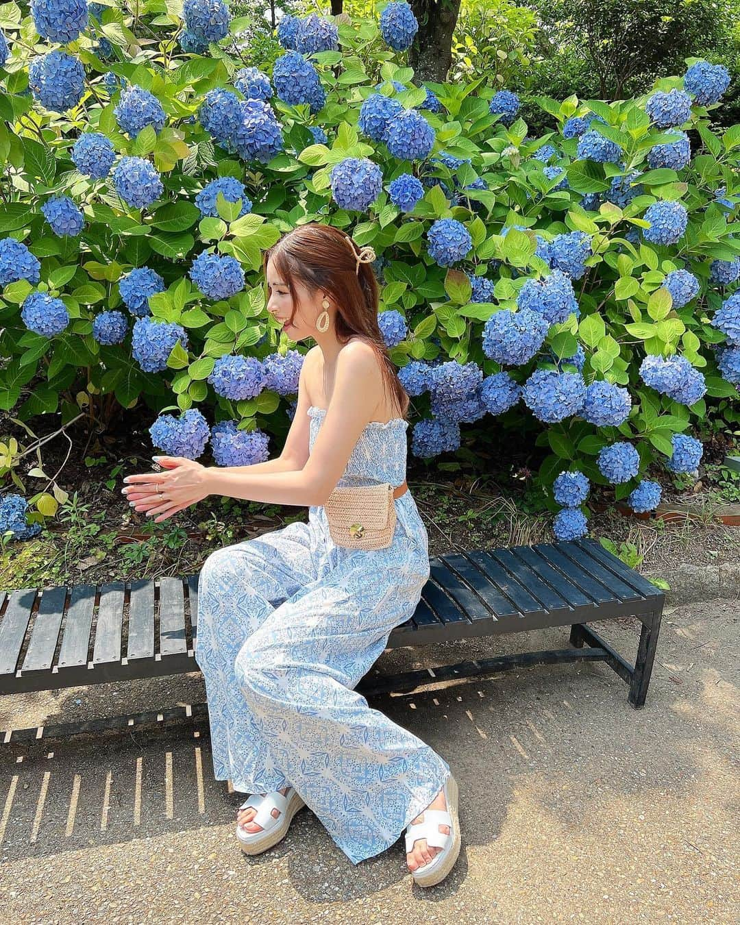 得あゆさんのインスタグラム写真 - (得あゆInstagram)「肩が出る服をこの夏は着たい🫶🏻☀️  毎日暑すぎ…えっ梅雨明け？！  rompers : @shein_japan sandal : @hermes bag : @hm  ・ ・ ・ ・ ・ ・ ・ ・ ・ ・ ・ ・ ・ ・ ・ ・ ・ #shein#shein購入品#セパレート#セットアップ#紫陽花#紫陽花ネイル#ネイル#心斎橋#心斎橋ネイル#大阪ネイル#梅田ネイル#お花畑#舞洲#あじさい#ブルーネイル#ブルーコーデ#ママコーデ#ママファッション#大人カジュアル#大阪観光#麦わら帽子#ロンパース#shein#shein購入品#日焼け止め#日焼け対策#美白ケア#美肌ケア#美白#二の腕痩せ#ホテルロッジ舞洲#舞洲#舞洲スポーツアイランド」6月29日 22時10分 - tokuayu819