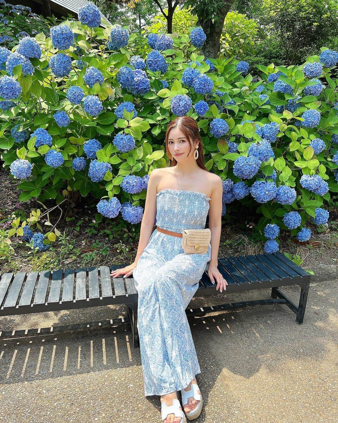 得あゆさんのインスタグラム写真 - (得あゆInstagram)「肩が出る服をこの夏は着たい🫶🏻☀️  毎日暑すぎ…えっ梅雨明け？！  rompers : @shein_japan sandal : @hermes bag : @hm  ・ ・ ・ ・ ・ ・ ・ ・ ・ ・ ・ ・ ・ ・ ・ ・ ・ #shein#shein購入品#セパレート#セットアップ#紫陽花#紫陽花ネイル#ネイル#心斎橋#心斎橋ネイル#大阪ネイル#梅田ネイル#お花畑#舞洲#あじさい#ブルーネイル#ブルーコーデ#ママコーデ#ママファッション#大人カジュアル#大阪観光#麦わら帽子#ロンパース#shein#shein購入品#日焼け止め#日焼け対策#美白ケア#美肌ケア#美白#二の腕痩せ#ホテルロッジ舞洲#舞洲#舞洲スポーツアイランド」6月29日 22時10分 - tokuayu819