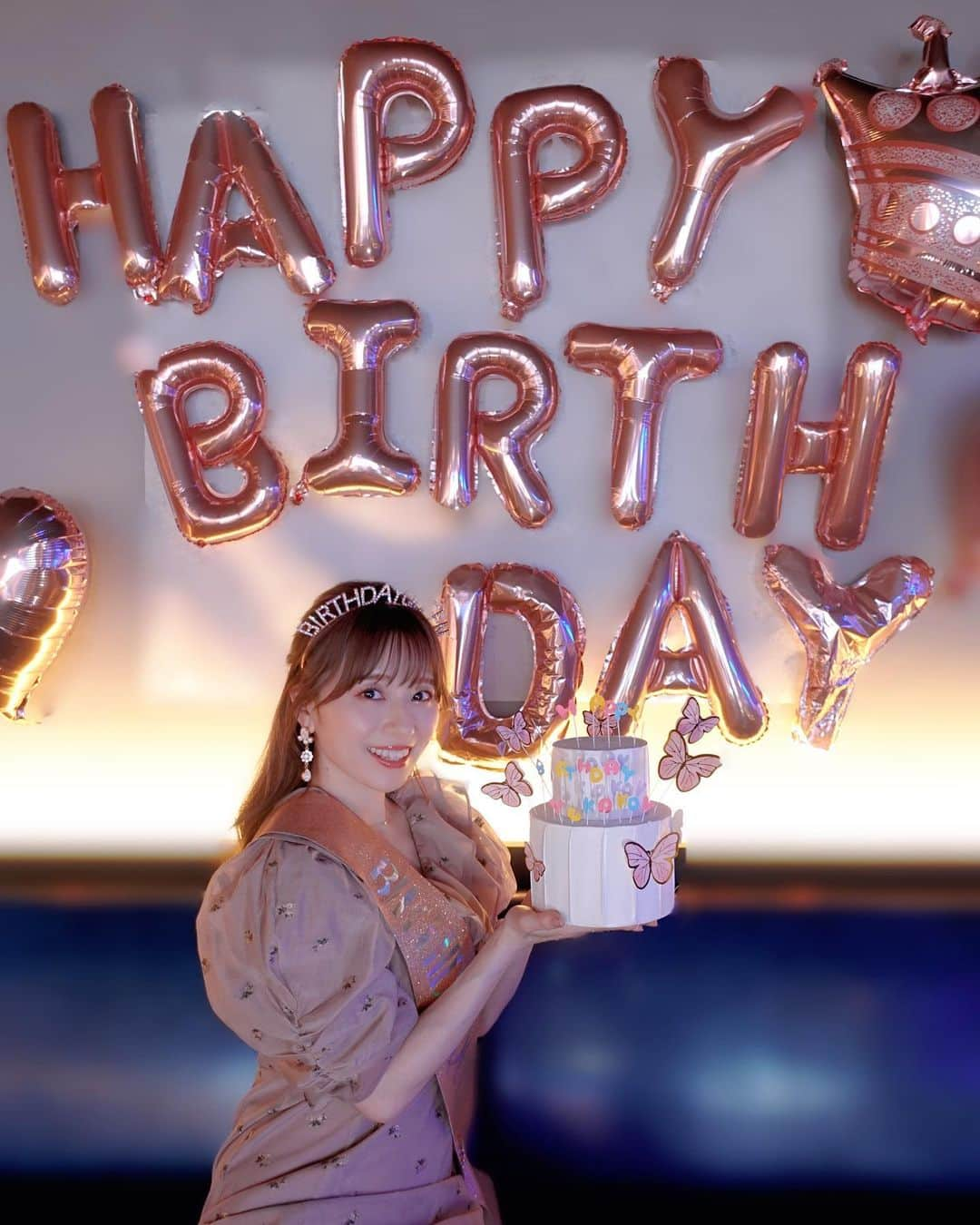 黒坂優香子さんのインスタグラム写真 - (黒坂優香子Instagram)「🎂💗  日曜日は Chateauプレミアム会員限定の バースデーイベントでした♡  3ヶ月連続バースデーイベント。 6月は私のお誕生日🎂  みんなで一緒に楽しめるコンテンツを考えて、たくさん準備してきました🫶🏻 ずっとやりたかった事も実現出来て、 動画もこれでもかってくらい時間をかけて編集したから、みんな楽しんでくれて嬉しかったなぁ♡  メンバーがサプライズで きらきらのカチューシャやバースデーサッシュをプレゼントしてくれたの🥲👑  蝶々の可愛いケーキや会場の装飾、 私のバースデーTシャツまでサプライズで作ってくれていて……😭  愛だなぁ…。 本当にありがとう😢💗  参加してくれたみんなも本当にありがとう💗 来てくれるだけで嬉しいのに、プレゼントやお手紙まで😢 本当にありがとうね。 お手紙すぐ読んだよ。嬉しい言葉をたくさんありがとう。 プレゼントも大切にするね♡ お花もお家に飾ってるよ♡  本当に幸せなバースデーイベントでした！！感謝の気持ちでいっぱいだよ。 来月はにゃんちゃんバースデー！ 今から楽しみすぎてる🥰  そして！！ バースデーグッズのクリアオーロラバッグ、明日からWEB販売開始です♡ NYASグッズもだよ♡ Chateau会員のみんな、ぜひチェックしてね♡  着ているワンピースは @deicy_official   #birthday #birthdayivent #ChateauLife #fashion #ootd #deicy #153cmコーデ」6月29日 23時34分 - yukakokurosaka0606