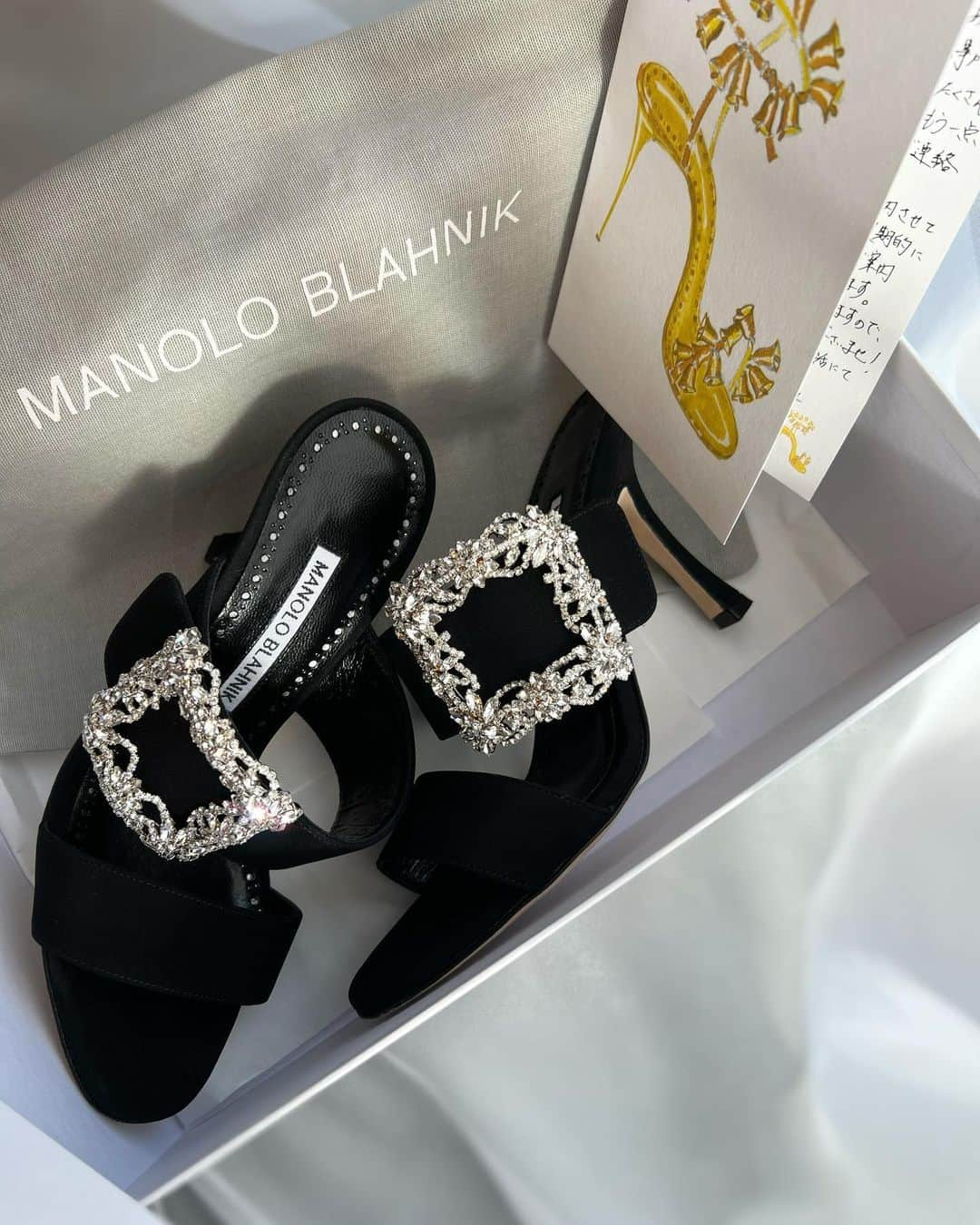 桃華絵里さんのインスタグラム写真 - (桃華絵里Instagram)「New in 👠 @manoloblahnik   『特別な1足は なんでもない今日を特別にしてくれる』  お願いをしていた 現在入手困難のこちら♡  担当様の粋な お心遣いで 感動のシンデレラフィット🥹✨  こんなにも私の足の形にフィットして  尚且つ歩きやすいサンダルに出会えたのは 初かもしれないです  まさに運命のシンデレラシューズ！  大切に履きます☺️🫶🏻  #manoloblahnik #shoes  #shopping #new」6月30日 0時29分 - _momoka828_