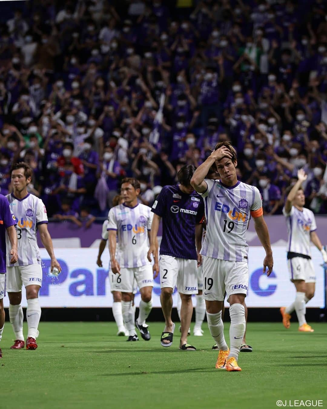 サンフレッチェ広島さんのインスタグラム写真 - (サンフレッチェ広島Instagram)「. ⚽️明治安田生命J1リーグ第15節　試合結果⚽️ ガンバ大阪　2-0　サンフレッチェ広島 前半：2-0 後半：0-0  前半で失った2点を取り換えず事ができず、5月3日以来の敗戦。 アウェイでの平日ナイトゲームにもかかわらず、最後まで応援をありがとうございました🙇 中2日で迎えるホームゲームでは、再び勝利をお届けできるように全力を尽くします！  #森島司 選手 #満田誠 選手 #塩谷司 選手 #ミヒャエルスキッベ 監督 #ドウグラスヴィエイラ 選手 #松本泰志 選手 #大迫敬介 選手 #ナッシムベンカリファ 選手 #sanfrecce #ぶちあつ！」6月30日 0時39分 - sanfrecce.official