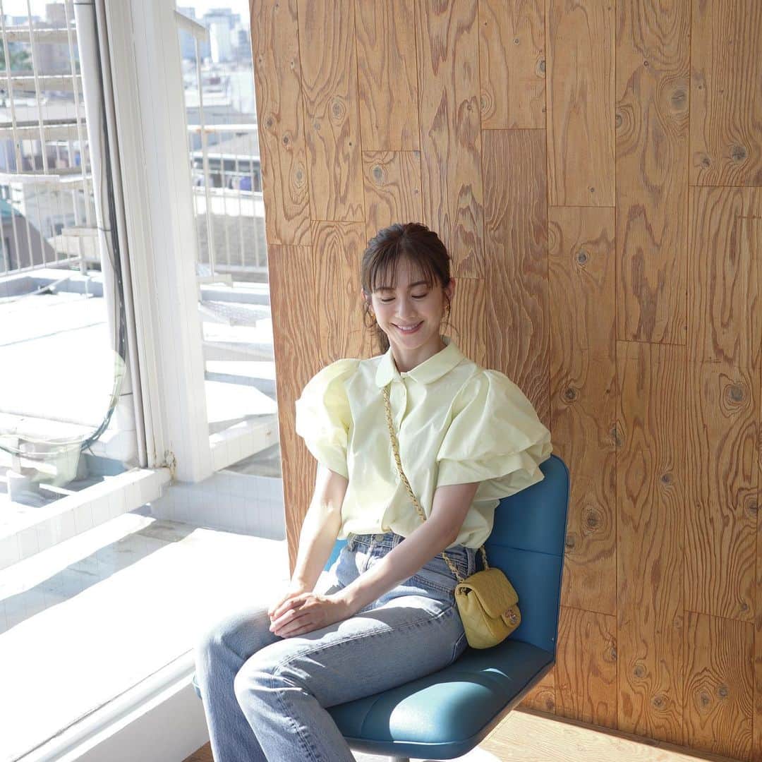 高垣麗子さんのインスタグラム写真 - (高垣麗子Instagram)「* 撮影終わりに  よく褒められるブラウスは　@riko.tokyo_official 💛 可愛くてお気に入りです𓂃  イエロー気分な一日でした🍋  * #outfit  #rikotokyo  #chanel  #yellow #💛」6月30日 1時37分 - reikotakagaki