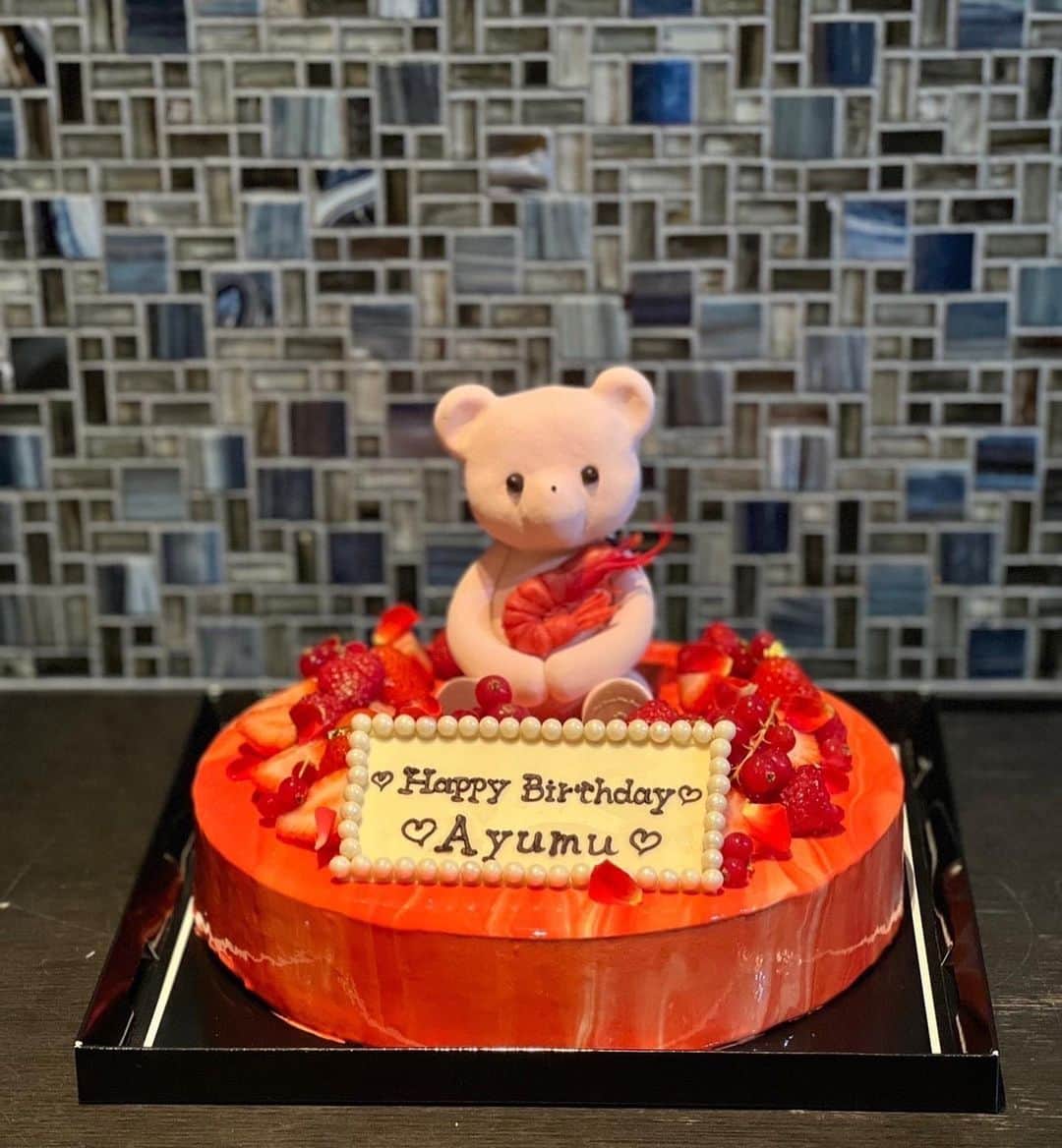 竹内渉さんのインスタグラム写真 - (竹内渉Instagram)「お友達がデザインしてくれたスペシャルなお誕生日ケーキ🎂🎉くまちゃんが、私の1番好きな食べ物、海老🦐を持っています🥹💓そして、こちらピスタチオのケーキなので、本来はグリーンなのに、特別に海老カラーにしてくれたそう😍✨サイズはよく食べる私のために大きいサイズ🤤❤️ 毎年可愛いケーキに幸せな気持ちになります🥺🫶🏻 パティシエの方にも感謝😍ありがとうございました❤️ @louangetokyo_lemusee」6月30日 11時07分 - ayumu_takeuchi