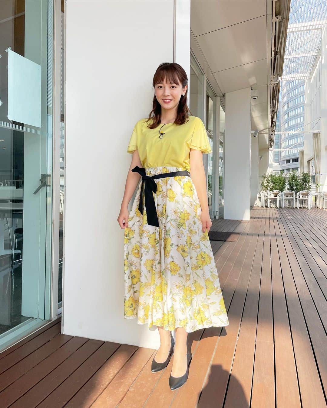 森千晴さんのインスタグラム写真 - (森千晴Instagram)「今日は屋上のデッキから💛  いつも撮ってくださる紗里さんのシャドーも入っています😙いつもありがとうございます💕 @sarisumita_ex  0630(木) トップス、ボトムス @tobechic_official アクセサリー　@galanos_official」6月30日 11時59分 - mori.chiharu