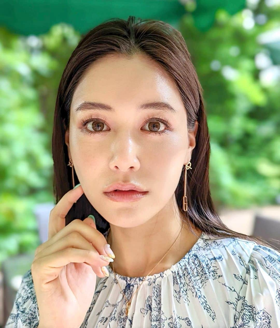 石井里奈さんのインスタグラム写真 - (石井里奈Instagram)「こんにちは🧡 今日は最近使っている新作コスメを紹介します💄💋 . @lancomeofficial  ︎︎︎︎︎︎☑︎ イプノ ドールアイ ウォータープルーフ N ウォータープルーフで、綺麗に1本1本の毛について、セパレートまつ毛を実現してくれて🫶暑い夏でも汗で滲むことなくゴルフの時も安心して使えてます🧡 . ︎︎︎︎︎︎☑︎イプノ パレット18 フレンチ ローズブラウンを纏う シックな目もとに❤️ とにかくこれ一つでアイスラインもいらないくらい綺麗なグラデアイが作れちゃいます👁 . ナチュラルなのに華やかな目元になれるから最近使ってるのはこればかり🙆‍♀️❤️ . こないだのお母さんとのウェスティンのモーニングもこのメイクで🫶お洋服は @grl_official のワンピです👗 . 今日も頑張っていきましょう💜 . #ランコム #イプノドールアイ #イプノパレット #PR #新作コスメ #アイメイク #おすすめコスメ #ベストコスメ #パリジェンヌ #パリメイク #外人風 #ハーフ #ハーフメイク #grl #グレイル #grl購入品 #grlコーデ #プチプラコーデ #アイシャドウ #マスカラ #eyesmakeup #lancôme #lancome #cosmetics #コスメレビュー #夏コスメ #メイク #メイク好き #目元 #大人メイク」6月30日 12時09分 - ri7tin1025