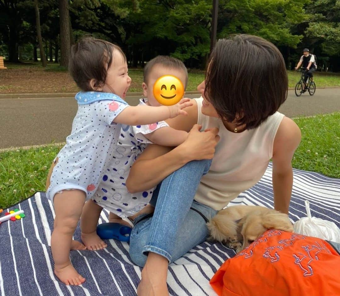 小林由未子さんのインスタグラム写真 - (小林由未子Instagram)「. この前、のりちゃんと外でのんびり☀︎  赤ちゃん同士の絡みって面白い。笑 自分達のおもちゃ交換してみたり 遊んでいたお尻拭き取られたら泣いたり  隣で赤ちゃんがわちゃわちゃしながら子育ての話やら仕事の話やら たくさんできて良かった🧡  #福田典子 ちゃん #同期 #実は大学も同じ😚」6月30日 13時05分 - _yumikobayashi_