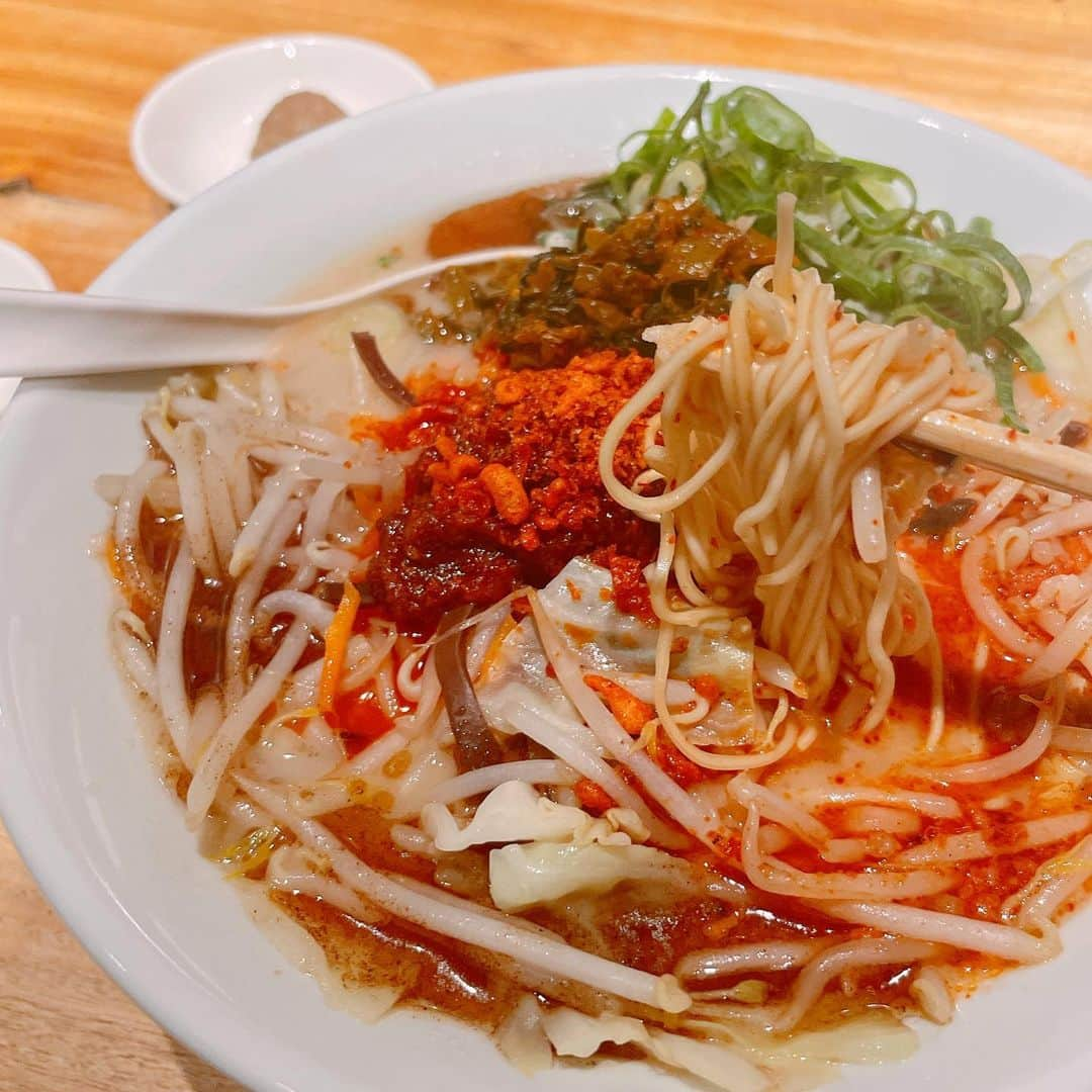 葉月里緒奈さんのインスタグラム写真 - (葉月里緒奈Instagram)「一風堂の極野菜からか麺。 特辛にするとホットヨガ並みに汗をかく。 ダイエットにいいかも(笑)⁇ #麺好き#麺スタグラム#麺すたぐらむ #一風堂#極からか麺 #極やさいからか麺特辛 #高菜とにんにくはマスト#途中で別添えの胡麻ばくだんをスープに溶かし#坦々麺風も楽しめる#rionahazuki」6月30日 13時34分 - riona_hazuki