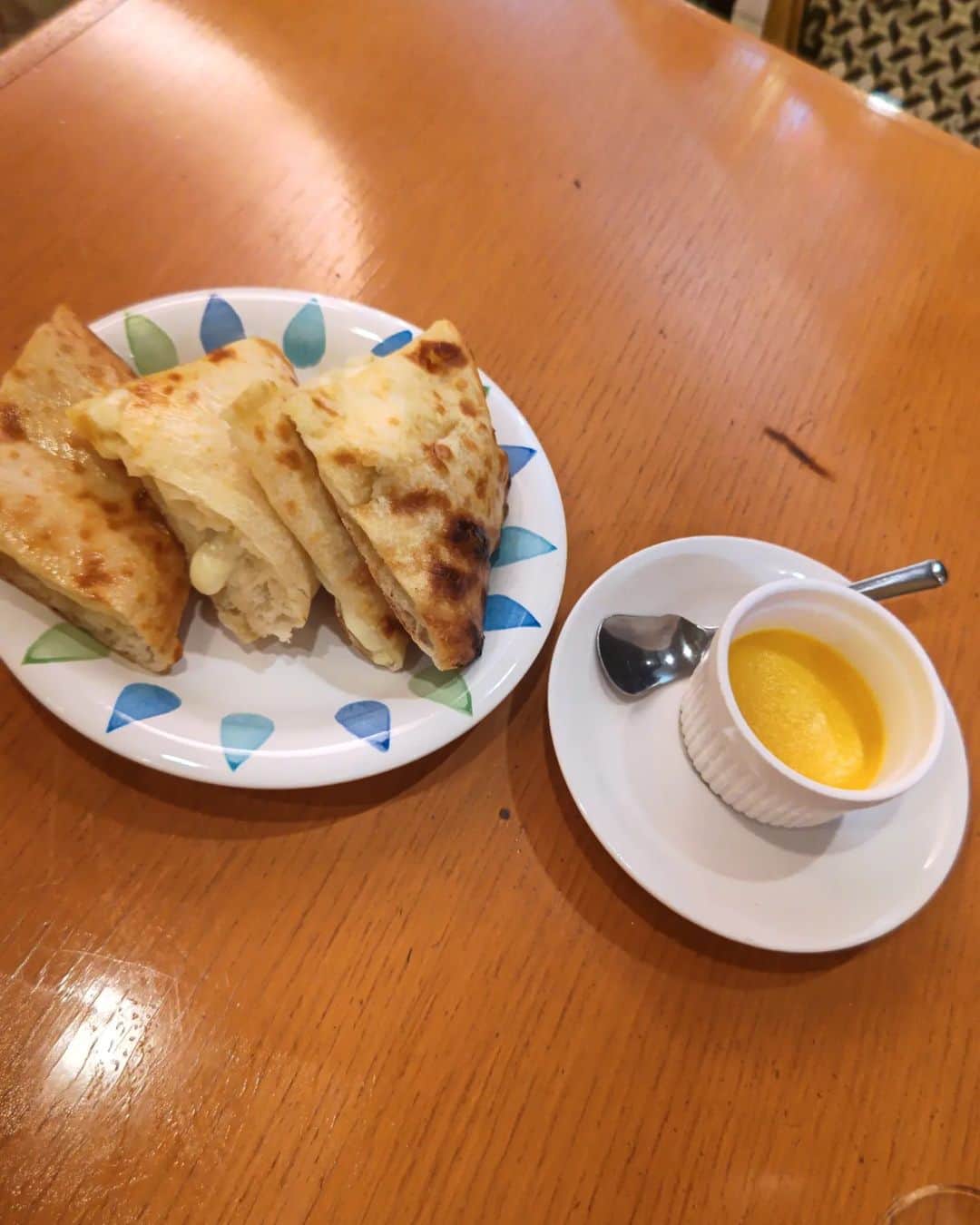 四葉杏果（松村有花）さんのインスタグラム写真 - (四葉杏果（松村有花）Instagram)「国会カレーと言われている？！ガンジスカレー食べてきた(*^^*) 私が食べたやつは色んなカレーの中からニ種類選べるやつで牛肉のカレー🌶とバターチキンカレーにしたよ♡海鮮系のカレーと迷った🤣 一枚目はチーズナンなんだけど、こんなにチーズの伸びるチーズナン初めてで驚いた✨ サラダも少しついてて、デザートにはマンゴープリンを食べたけど濃厚で美味しかった♡栄養満点(*^^*) ナンとチーズナンの2枚目食べました！ 国会のひと来るお店だけあって落ち着いててスーツ着てる人がたくさんいて静かにご飯食べたい人に凄くおすすめだし、お子様ランチを頼むとスーパーボールが貰えるみたいなのでご家族も大歓迎のお店みたいです✨カレー以外にもサイドメニューたくさんあったのでぜひ、色々食べてみてね♫  PR @ganges.tokyo #新宿グルメ #新宿ランチ #新宿ディナー #新宿カレー #新宿インドカレー #ガンジス #国会カレー #トリドリベース」6月30日 13時52分 - yotsuba_momoka