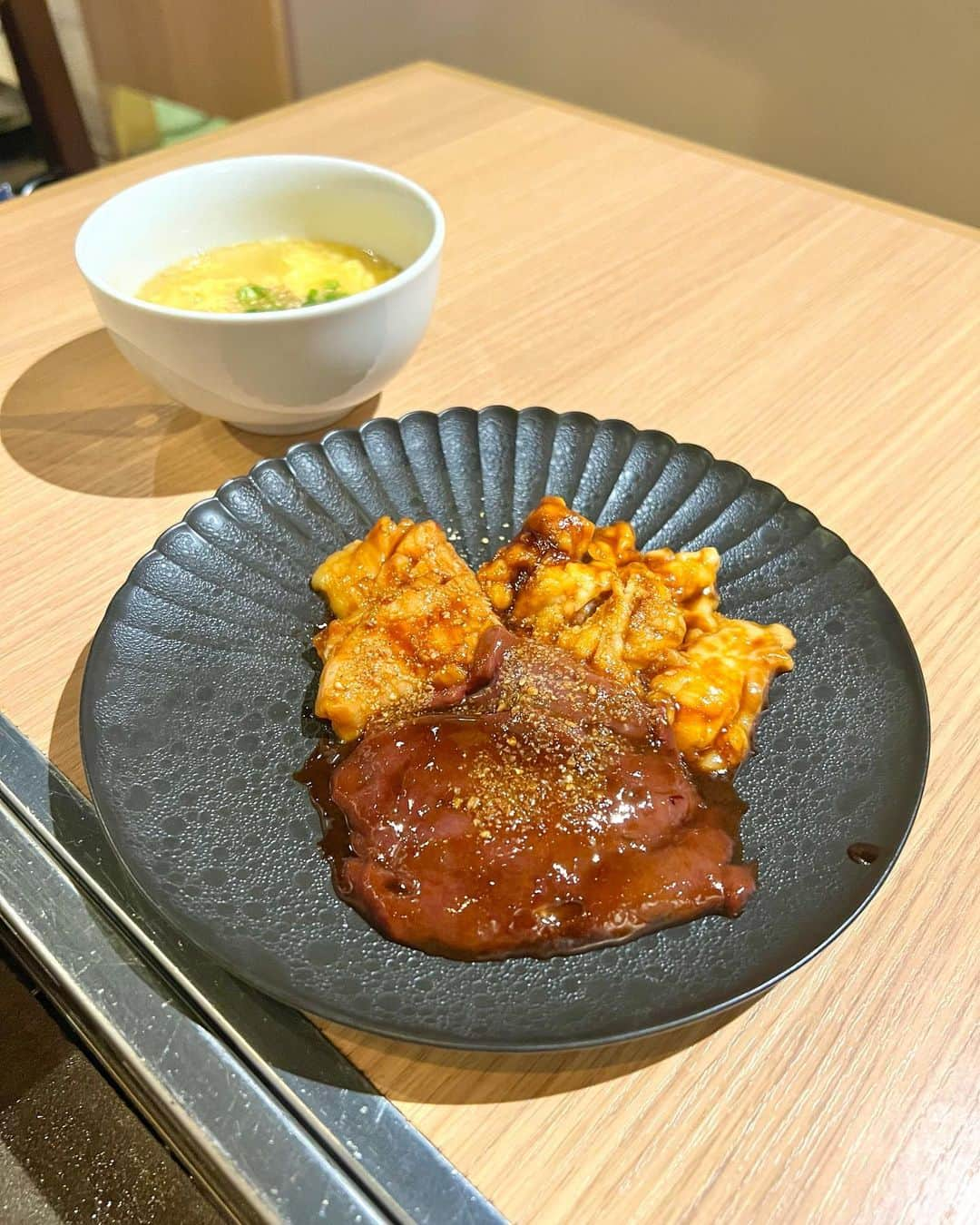 さわいえりさんのインスタグラム写真 - (さわいえりInstagram)「⠀ 渋谷にある焼肉黒田に行って来たよ♡ (@yakiniku_kuroda )  落ち着いたおしゃれな和空間で、 A5ランク赤身肉が楽しめるお店✨  黒田の人気メニュー9品をいただきました😊  とっても美味しくて、ボリューム満点💯💕 私たちはソフトドリンクのついたコースです♪  前菜のサラダやキムチから美味しくて、肉盛りも全部美味しくてお肉は柔らかくて口の中でとろけます♡ お気に入りは単塩と炙りゆっけ！  店員さんが焼いてくれる黒田焼きも最高❣️  〆の土鍋ご飯まで美味しかった😋♡  また是非行きたいお店💗  📍東京都渋谷区円山町1-16しぶまる館1F・2F  ・  #PR#赤身焼肉 #個室焼肉 #焼肉デート #焼肉黒田 #渋谷焼肉 #神泉焼肉 #神泉グルメ」6月30日 15時29分 - beauty_eri7