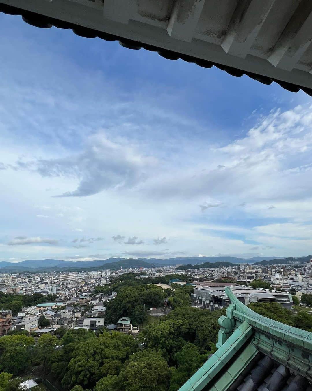 茜さやさんのインスタグラム写真 - (茜さやInstagram)「✨和歌山県✨  今回2回目の和歌山上陸でした！ 前回は山の方へ行ったので和歌山市の方は初めてでお仕事合間に色々みて回りました😊  写真は和歌山城からの眺め✨ 淡路島が見えたり開けた景色がとても綺麗でした🎶  和歌山城の下には無料の動物園があって無料と思えないくらいの動物達がいて可愛かった🥹💓  意外と天守閣までは距離がなかったので比較的楽かもしれません！（この日は猛暑だったのでしんどかったけれど🥵）  是非遊びに行ってみてね！✨  #和歌山県　#和歌山　#和歌山城　#天守閣　#お城　#城　#和歌山市 #和歌山観光 #動物園　#和歌山城動物園 #wakayama #wakayamacity #wakayamajapan #wakayamagram #wakayamacastle #castle」6月30日 15時38分 - saya.akane