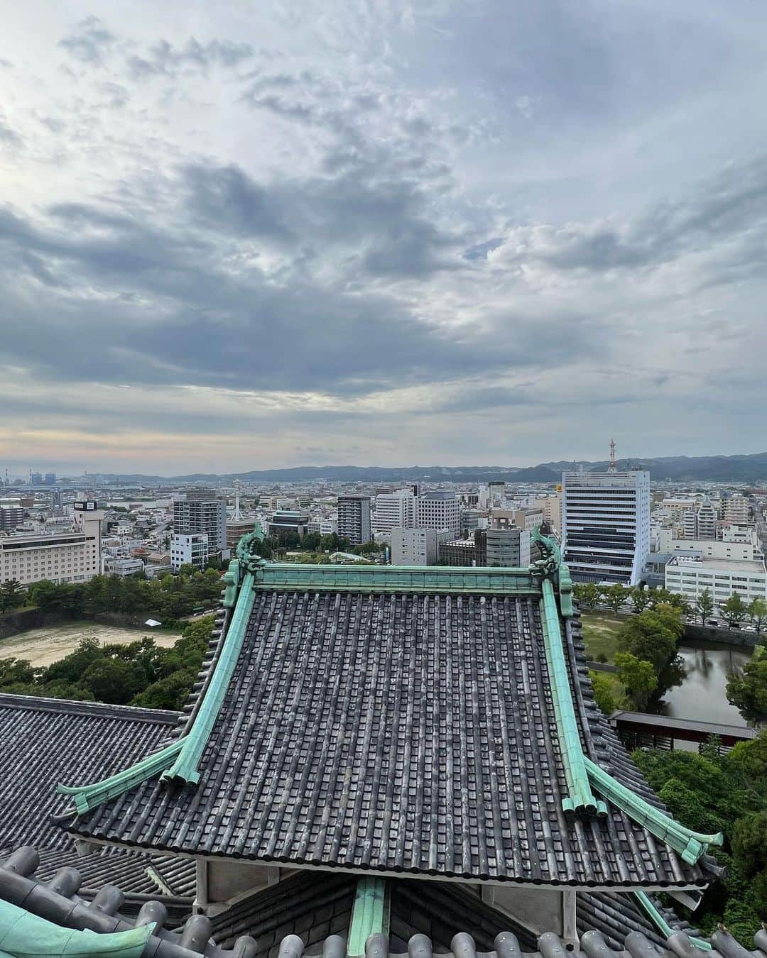 茜さやさんのインスタグラム写真 - (茜さやInstagram)「✨和歌山県✨  今回2回目の和歌山上陸でした！ 前回は山の方へ行ったので和歌山市の方は初めてでお仕事合間に色々みて回りました😊  写真は和歌山城からの眺め✨ 淡路島が見えたり開けた景色がとても綺麗でした🎶  和歌山城の下には無料の動物園があって無料と思えないくらいの動物達がいて可愛かった🥹💓  意外と天守閣までは距離がなかったので比較的楽かもしれません！（この日は猛暑だったのでしんどかったけれど🥵）  是非遊びに行ってみてね！✨  #和歌山県　#和歌山　#和歌山城　#天守閣　#お城　#城　#和歌山市 #和歌山観光 #動物園　#和歌山城動物園 #wakayama #wakayamacity #wakayamajapan #wakayamagram #wakayamacastle #castle」6月30日 15時38分 - saya.akane