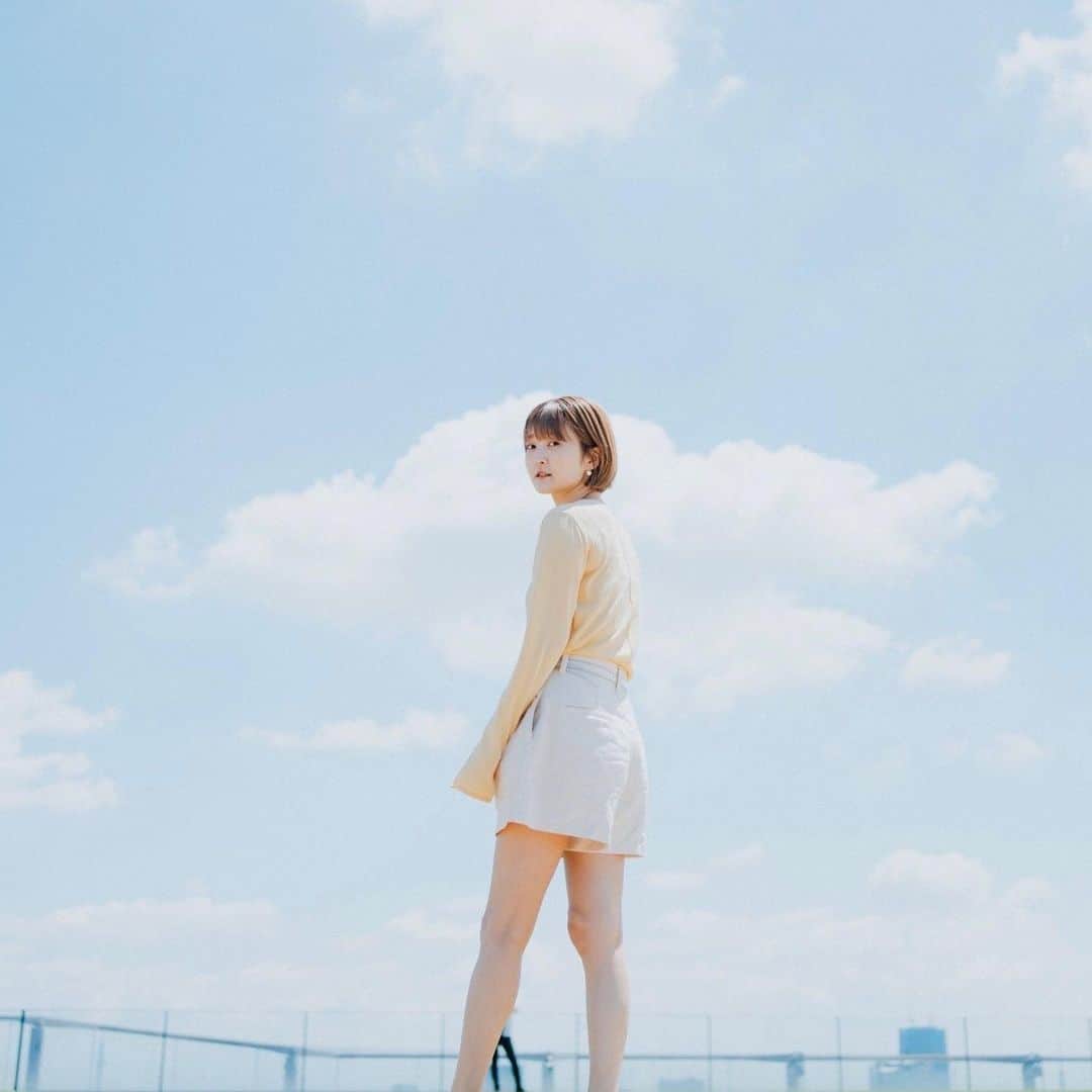 久保ユリカさんのインスタグラム写真 - (久保ユリカInstagram)「渋谷の一番高いところ、たぶんここかな？え？眩しくない？え？むり！ あと暑くない？え？やば！ とか大笑い。 はしゃいで写真を撮り合う私たち‥  みたいな関係を妄想してください🕊  #青空デート風 #ボーイッシュな友達 #ボーイッシュな彼女  #基本軽装で歩きたい人 #めちゃくちゃ眩しいの我慢してる顔 #シカコ #shikaco #小鹿 #시카코  #久保ユリカ #kuboyurika #久保百合花 #쿠보유리카  photo by #さるくん @yuukisaruta」6月30日 17時21分 - shi_ka_co