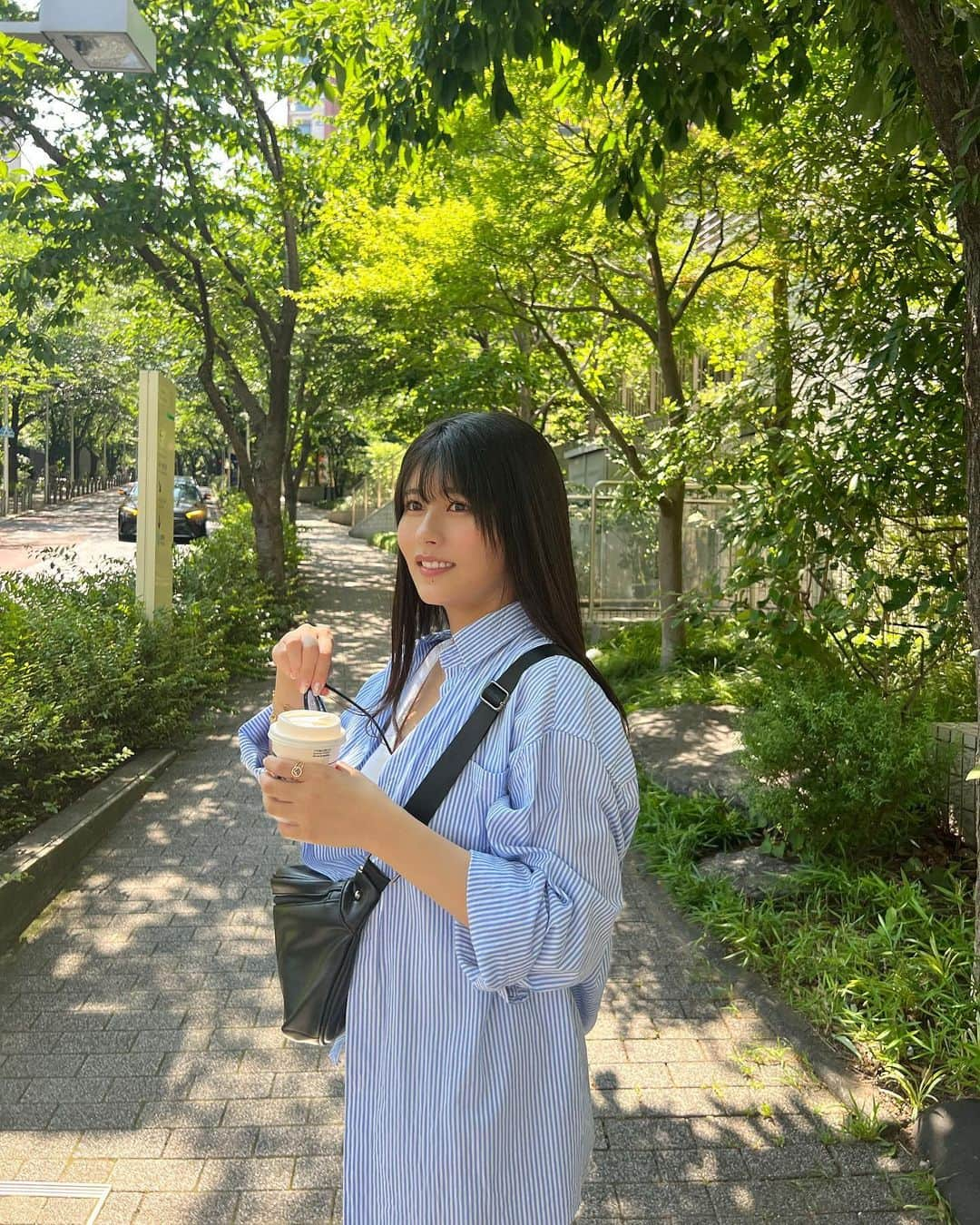 ちとせよしのさんのインスタグラム写真 - (ちとせよしのInstagram)「緑がきれい〜🍃 何飲んでるかクイズ！なーんだ！笑  #シャツコーデ #uniqlo #pivotdoor #伊達メガネ #スタバ」6月30日 19時07分 - chitose_yoshino