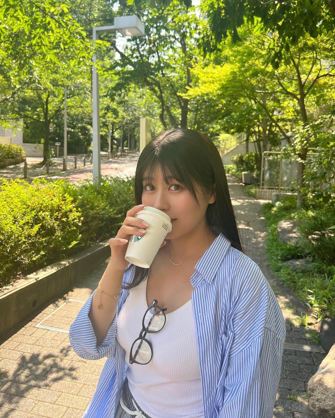 ちとせよしのさんのインスタグラム写真 - (ちとせよしのInstagram)「緑がきれい〜🍃 何飲んでるかクイズ！なーんだ！笑  #シャツコーデ #uniqlo #pivotdoor #伊達メガネ #スタバ」6月30日 19時07分 - chitose_yoshino