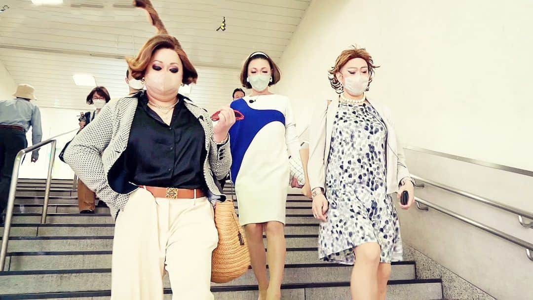ミッツ・マングローブさんのインスタグラム写真 - (ミッツ・マングローブInstagram)「JR横浜線鴨居  初めてフル女装で地元駅に降り立つ。  久しぶりに悪いことしてる気持ちになって新鮮だった。  背徳感こそ女装の醍醐味。  #女装産業ビューロー #肉乃小路ニクヨ @nikunokouji294  #ダイアナエクストラバガンザ @diana_extravaganza」6月30日 20時07分 - mitz_mangrove