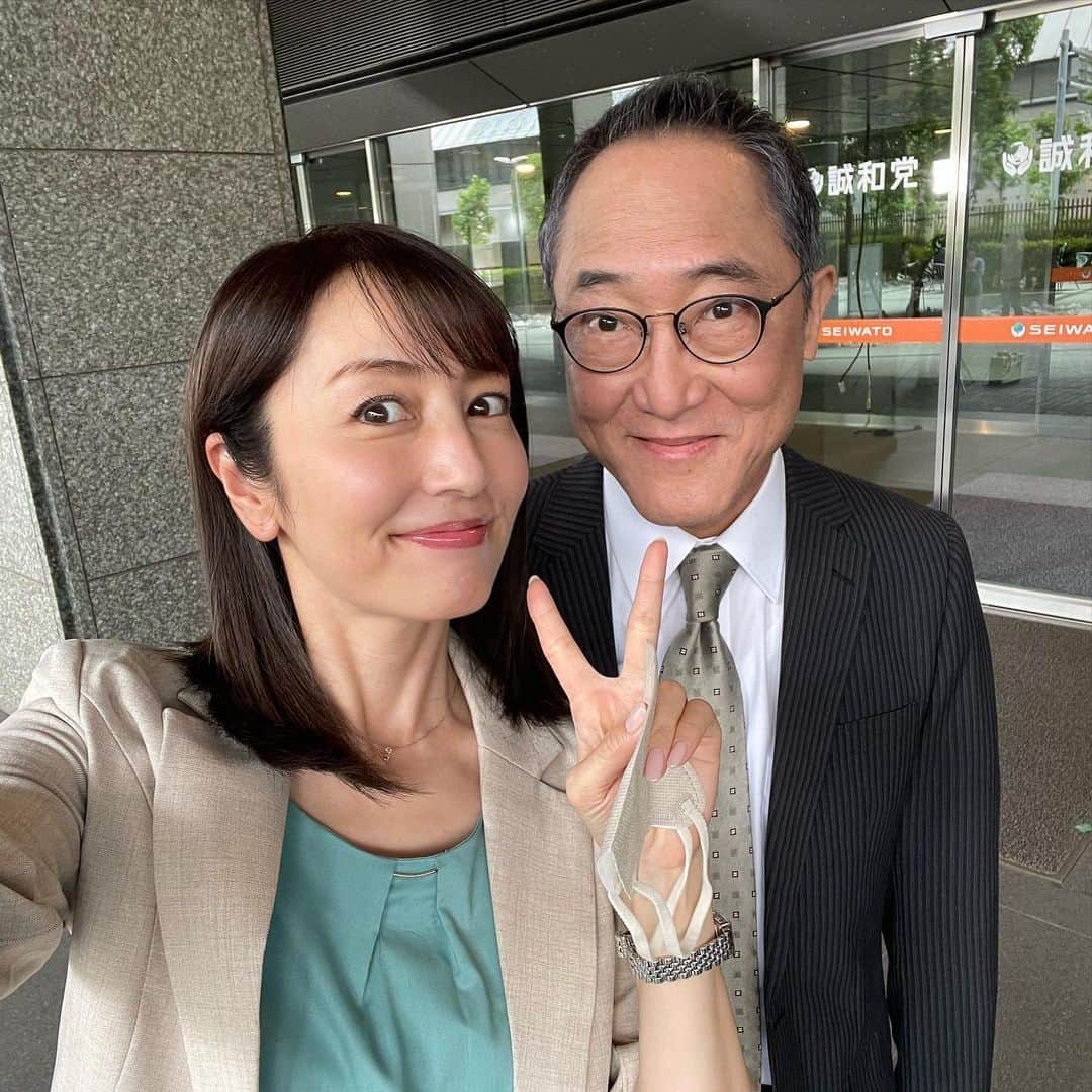 矢田亜希子さんのインスタグラム写真 - (矢田亜希子Instagram)「大好き佐野さん。 連日のこの猛暑でのロケは本当に厳しいですが、皆さんで一丸となって連日撮影頑張っています！ 当時16歳だった私がまさか43歳になってまた佐野史郎さんとご一緒できているなんて感慨深い‼︎嬉しさ噛み締めて。 #樋口顕シリーズ#今野敏サスペンス #警視庁強行犯係樋口顕 #シーズン2#連ドラ#絶賛撮影中#7月スタート#テレビ東京」6月30日 20時13分 - akiko_yada