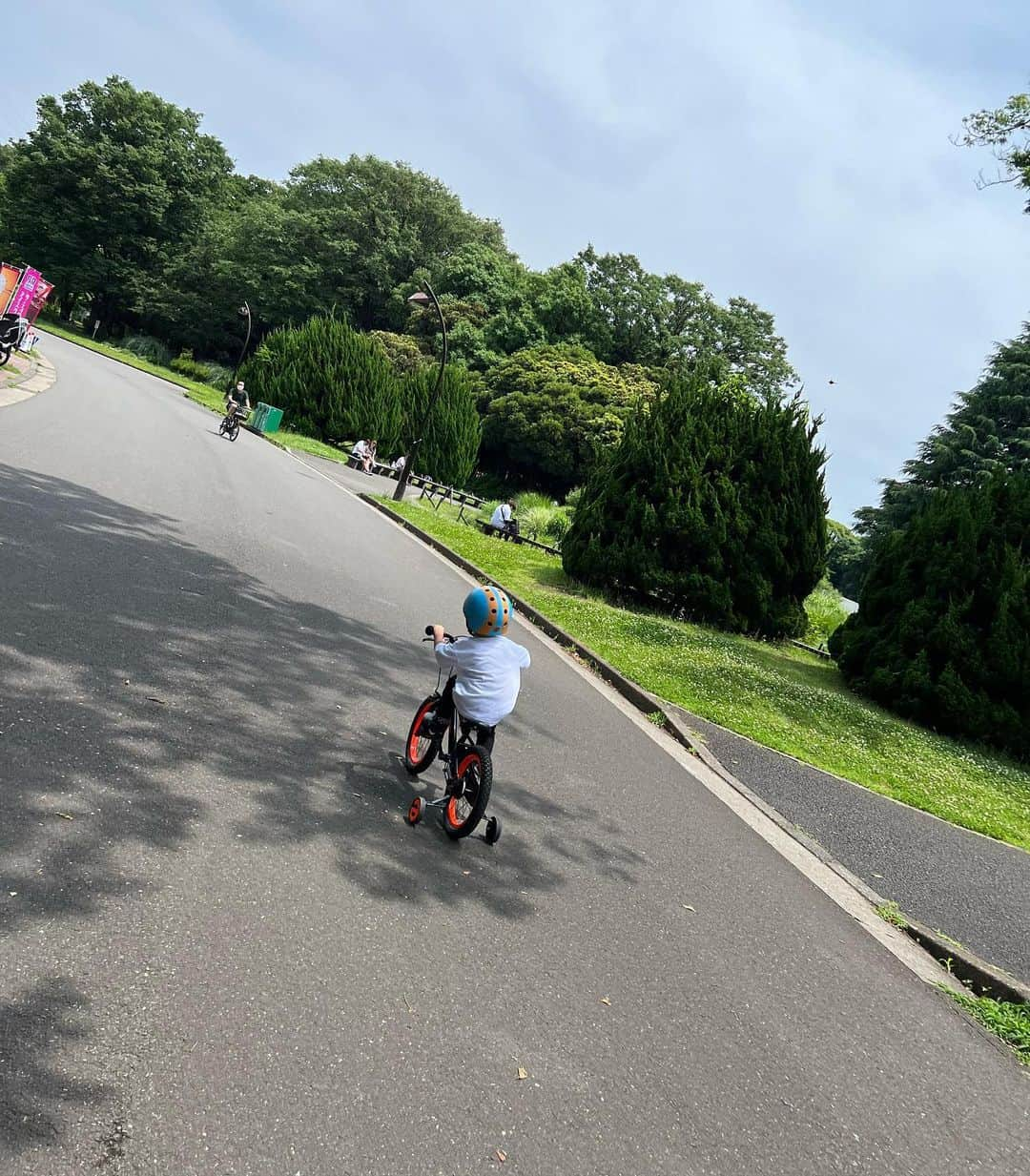 奈保さんのインスタグラム写真 - (奈保Instagram)「公園コーデ👶 休日は朝早く起きて公園へ♪ 本格的に暑くなる前に撤収したいけどランチ食べたら また復活するよねぇ👦。笑 . . #公園コーデ#公園#休日コーデ#ママコーデ#ママファッション#紫外線対策#夏コーデ #3歳児ママ」6月30日 20時18分 - naho.0422