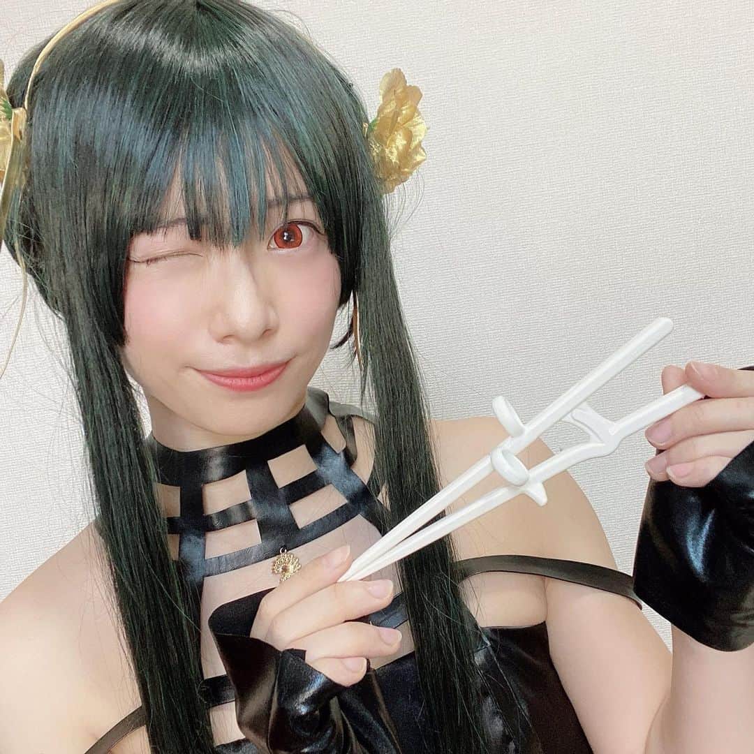 天津いちはさんのインスタグラム写真 - (天津いちはInstagram)「エジソンのお箸20周年おめでとうございます🎉 私も発信活動を始めてから指摘にて自分の箸の持ち方が良くないことに気付き、2年ほど前から使っています！ かなり癖が直ってたと思うので今度披露できたらと思っています😉🥢  お箸の持ち方は気にされる方も多い部分かと思うので、何歳であっても美しく持てた方が良い！と思っています。 これから橋の持ち始める方はもちろん、 以前の私の様に自己流の持ち方が癖になってしまっている大人の箸の持ち方の矯正にもおすすめです🥢  PR @official_edisonmama #トレーニング箸 #しつけ箸 #お箸の練習 #お箸トレーニング #育児グッズ #エジソンのお箸 #トリドリベース #エジソンママ #お箸の練習 #エジソンのお箸20周年」6月30日 20時46分 - ichichiha