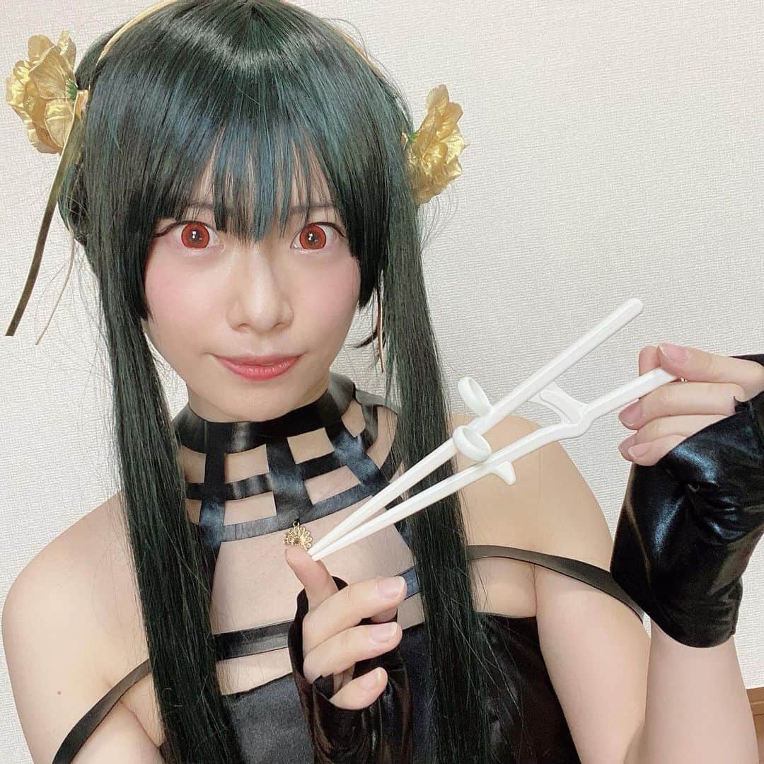 天津いちはさんのインスタグラム写真 - (天津いちはInstagram)「エジソンのお箸20周年おめでとうございます🎉 私も発信活動を始めてから指摘にて自分の箸の持ち方が良くないことに気付き、2年ほど前から使っています！ かなり癖が直ってたと思うので今度披露できたらと思っています😉🥢  お箸の持ち方は気にされる方も多い部分かと思うので、何歳であっても美しく持てた方が良い！と思っています。 これから橋の持ち始める方はもちろん、 以前の私の様に自己流の持ち方が癖になってしまっている大人の箸の持ち方の矯正にもおすすめです🥢  PR @official_edisonmama #トレーニング箸 #しつけ箸 #お箸の練習 #お箸トレーニング #育児グッズ #エジソンのお箸 #トリドリベース #エジソンママ #お箸の練習 #エジソンのお箸20周年」6月30日 20時46分 - ichichiha