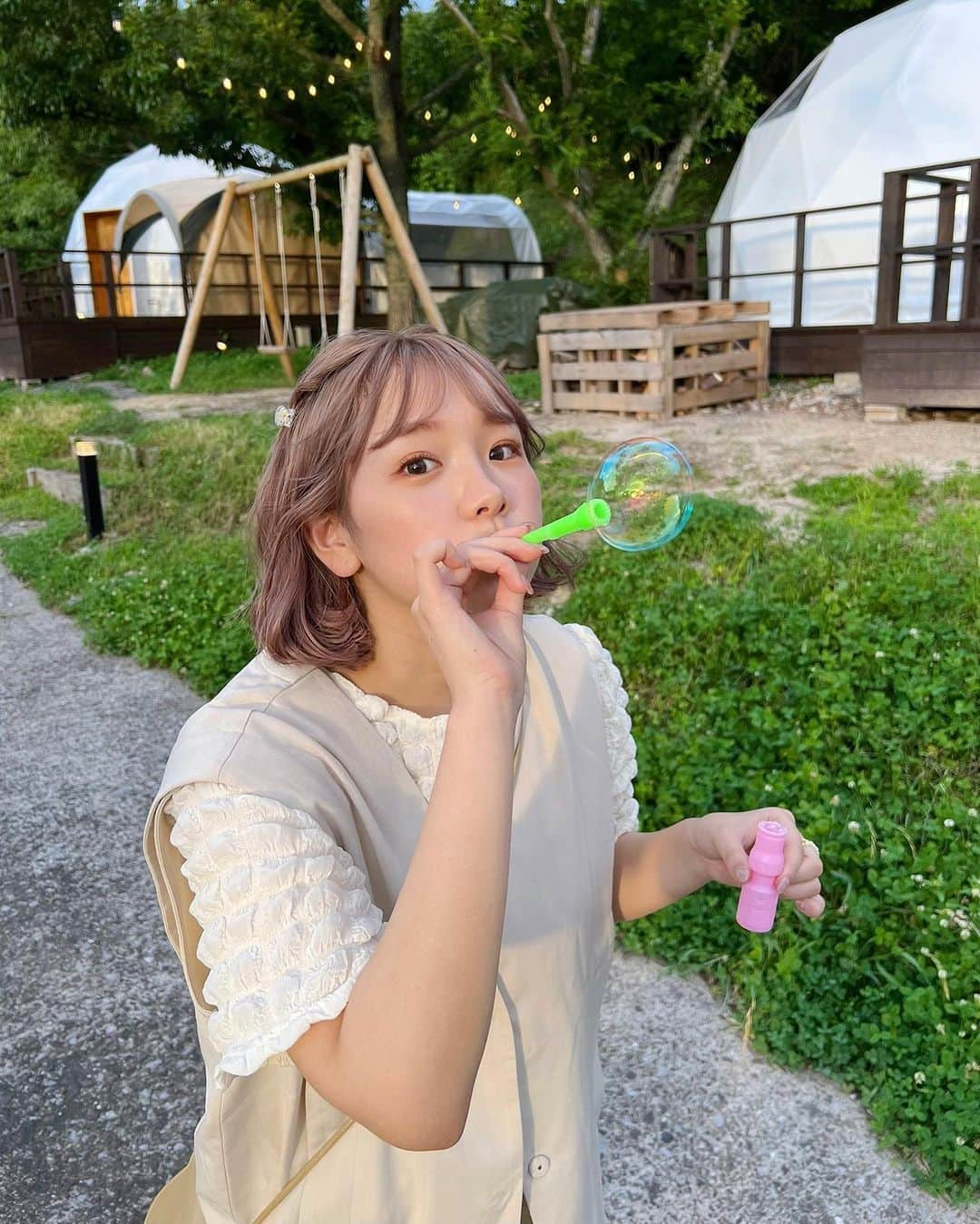 きりまるさんのインスタグラム写真 - (きりまるInstagram)「. しゃぼん玉〜☁️たのしいい  ひさびさにしたら楽しかった👐🏻 暑くて汗だくになったけど楽しいい〜  iPhoneアップデートしてなくて みんなが使ってるしゃぼん玉の絵文字 持ってないけんゲットしたら この文に付け足そっと👐🏻  もはやこの絵文字のために アップデートするしな👐🏻👨🏻‍🦲 （はよ欲しい。悔しい。） . . コーデはまたWEARに 載せるねいっ🤟🏻♡ .」6月30日 20時54分 - kirimaruuu