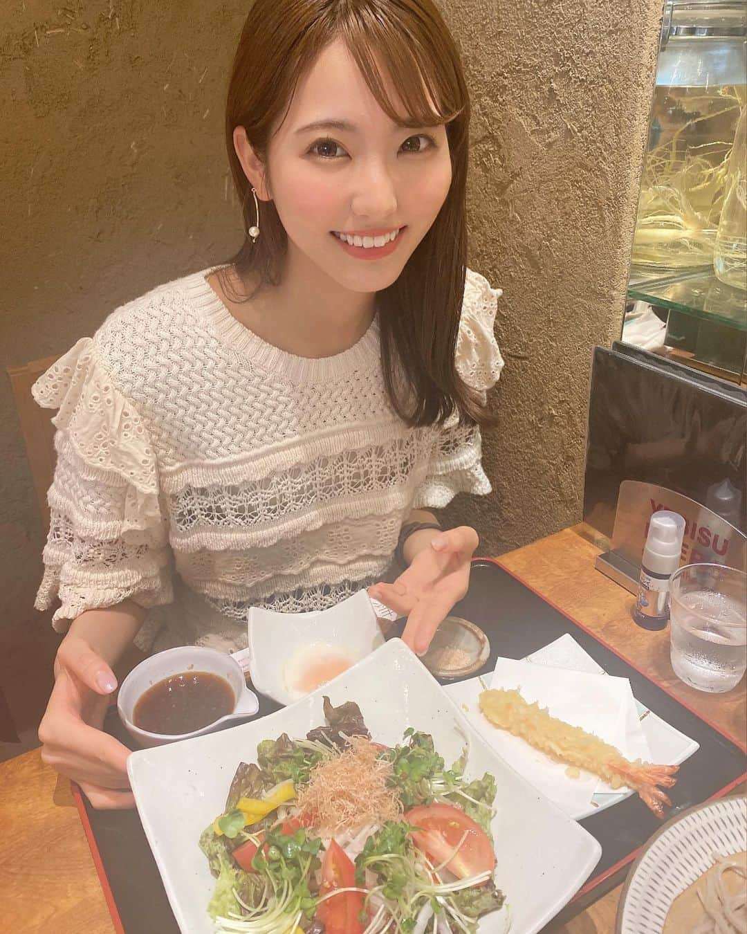 山下七子さんのインスタグラム写真 - (山下七子Instagram)「蕎麦サラダと海老の天ぷら🍤 初めての蕎麦サラダはお野菜たっぷりで満足感がすごい😳😳絶対にまた食べたい！！！！ ドレッシングで食べるよ〜♪ おすすめです✨✨ #素屋#蕎麦#十割蕎麦 #岩田屋#福岡県#福岡蕎麦#蕎麦サラダ#海老の天ぷら#天神ランチ#福岡ランチ」6月30日 21時01分 - yamashita_nanako