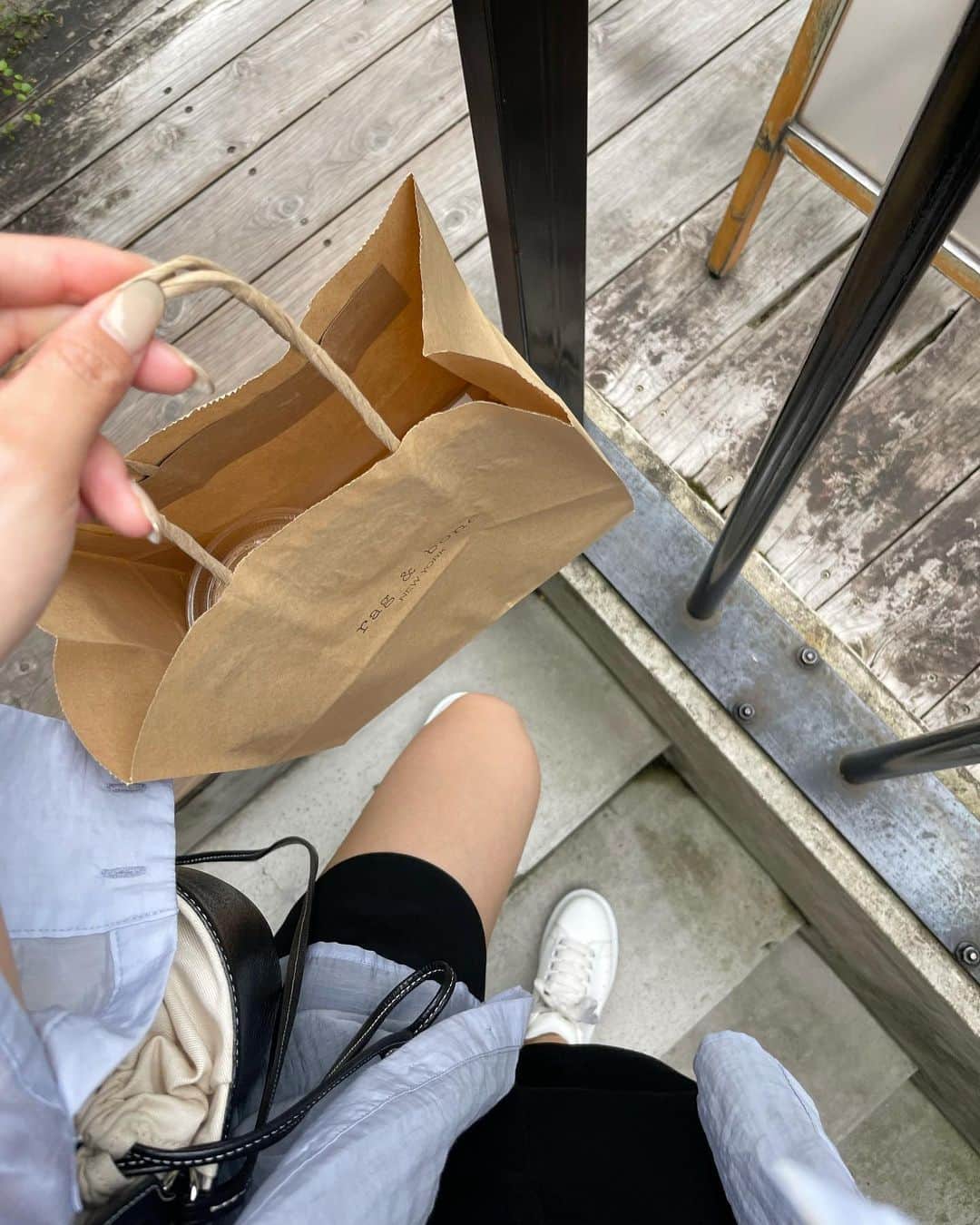 左近鈴乃さんのインスタグラム写真 - (左近鈴乃Instagram)「. 🗼行ったら毎回行くお気に入りカフェ🤎 ハニーラテが好き🍯  そしてそして、 前回再販して5分も経たずに完売してしまった バックリボンシアーシャツ🎀 7月上旬に再販できることになりました👏🏻♡ 楽しみにお待ちくださいっ！  #ragandbonecoffee #渋谷カフェ #SOUAIRE」6月30日 21時27分 - suzuno_sakon