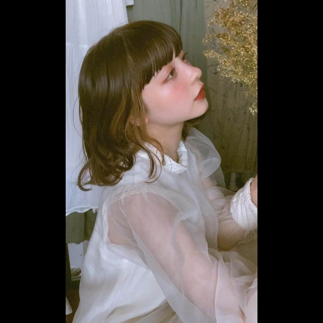 新田湖子さんのインスタグラム写真 - (新田湖子Instagram)「ドライフラワーになったお花🪷 お袖が特にかわいいワンピ 夏がくる〜たのしみ♡」6月30日 21時45分 - coconitta0809