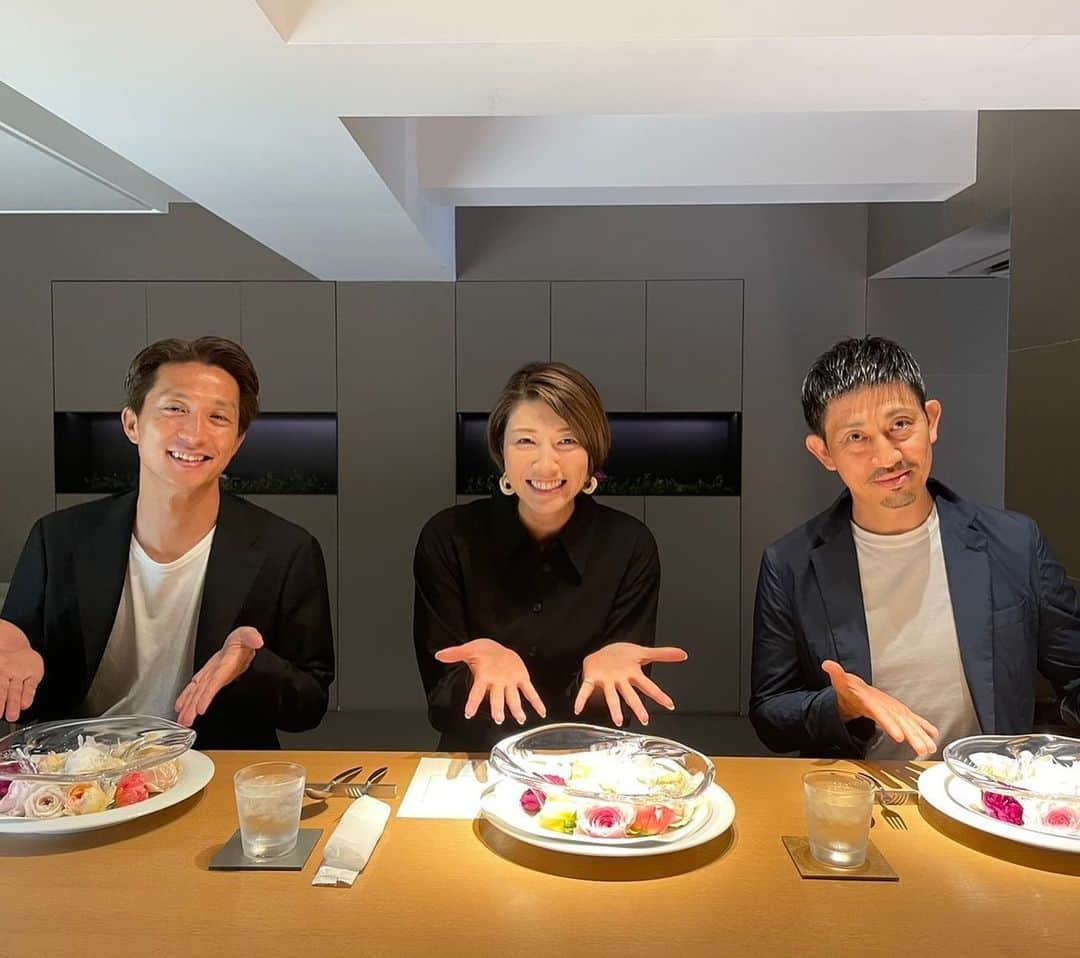 狩野舞子さんのインスタグラム写真 - (狩野舞子Instagram)「・ 志村大介 × 昆布智成 Secret Collaboration Event @ungrain_tokyo で行われた夢のコラボレーションイベントに 招待して頂きました💐 ・ パティシエ昆布さんの作るスイーツ×フラワーアーティスト志村さんの味付けが加わった、今までに見たことのない素敵な作品を堪能させてもらいました☺️🍴 ・ 写真で伝わるかなぁ〜🥺 贅沢な時間をありがとうございました✨ ・ #ungraintokyo  #アングラン  #パティシエ #昆布智成 さん #フラワーアーティスト #志村大介 さん」6月30日 21時52分 - kanochan715