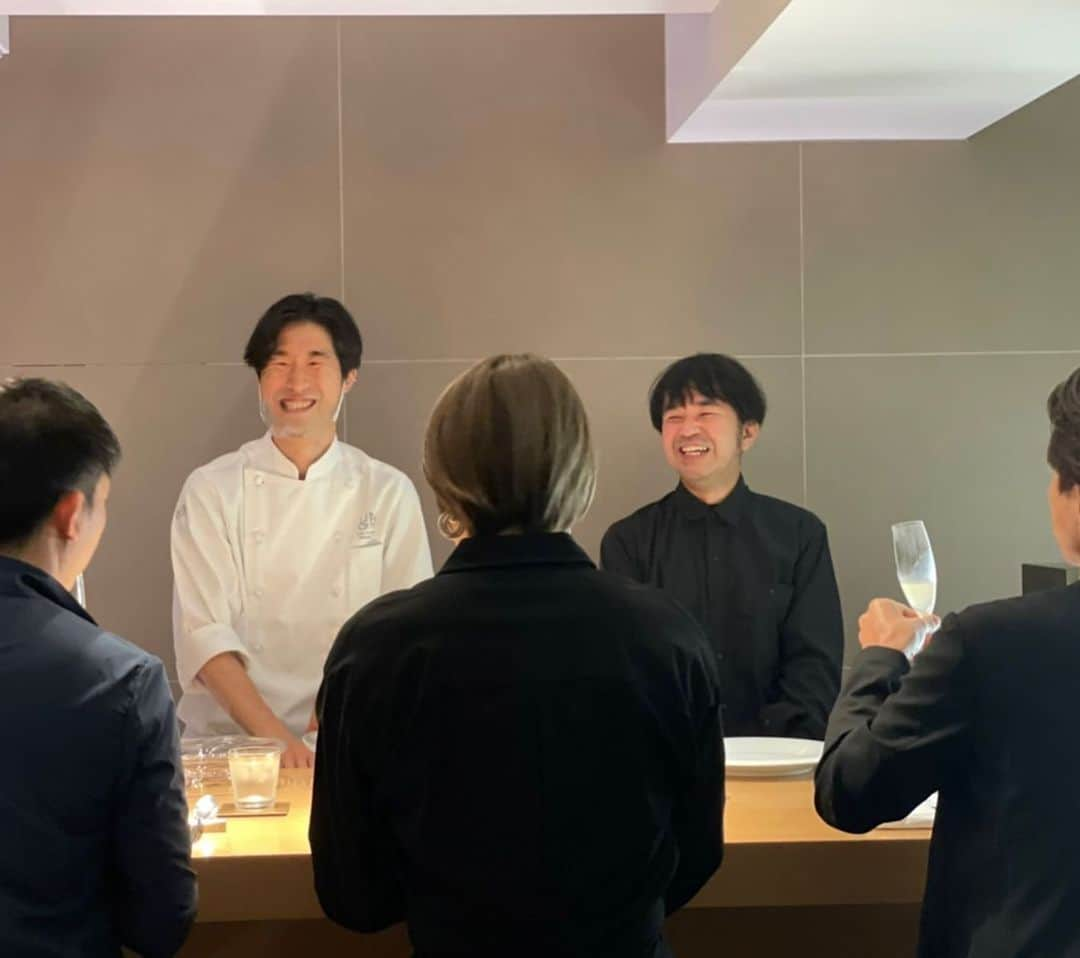 狩野舞子さんのインスタグラム写真 - (狩野舞子Instagram)「・ 志村大介 × 昆布智成 Secret Collaboration Event @ungrain_tokyo で行われた夢のコラボレーションイベントに 招待して頂きました💐 ・ パティシエ昆布さんの作るスイーツ×フラワーアーティスト志村さんの味付けが加わった、今までに見たことのない素敵な作品を堪能させてもらいました☺️🍴 ・ 写真で伝わるかなぁ〜🥺 贅沢な時間をありがとうございました✨ ・ #ungraintokyo  #アングラン  #パティシエ #昆布智成 さん #フラワーアーティスト #志村大介 さん」6月30日 21時52分 - kanochan715