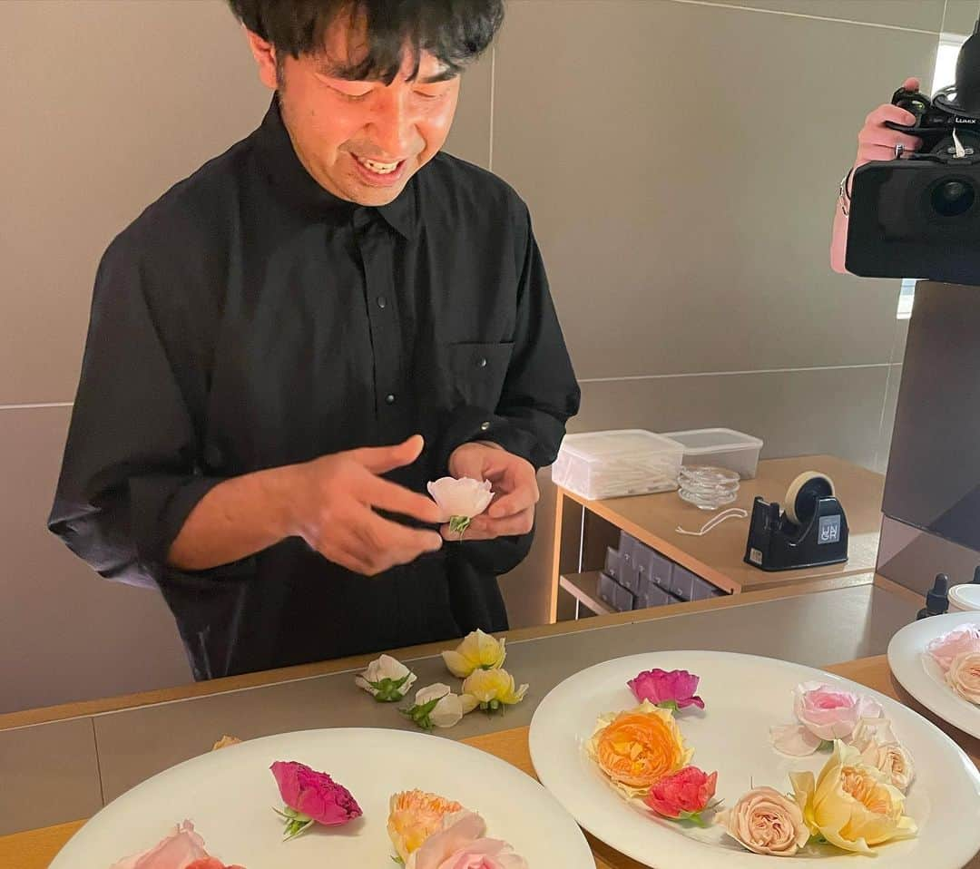 狩野舞子さんのインスタグラム写真 - (狩野舞子Instagram)「・ 志村大介 × 昆布智成 Secret Collaboration Event @ungrain_tokyo で行われた夢のコラボレーションイベントに 招待して頂きました💐 ・ パティシエ昆布さんの作るスイーツ×フラワーアーティスト志村さんの味付けが加わった、今までに見たことのない素敵な作品を堪能させてもらいました☺️🍴 ・ 写真で伝わるかなぁ〜🥺 贅沢な時間をありがとうございました✨ ・ #ungraintokyo  #アングラン  #パティシエ #昆布智成 さん #フラワーアーティスト #志村大介 さん」6月30日 21時52分 - kanochan715