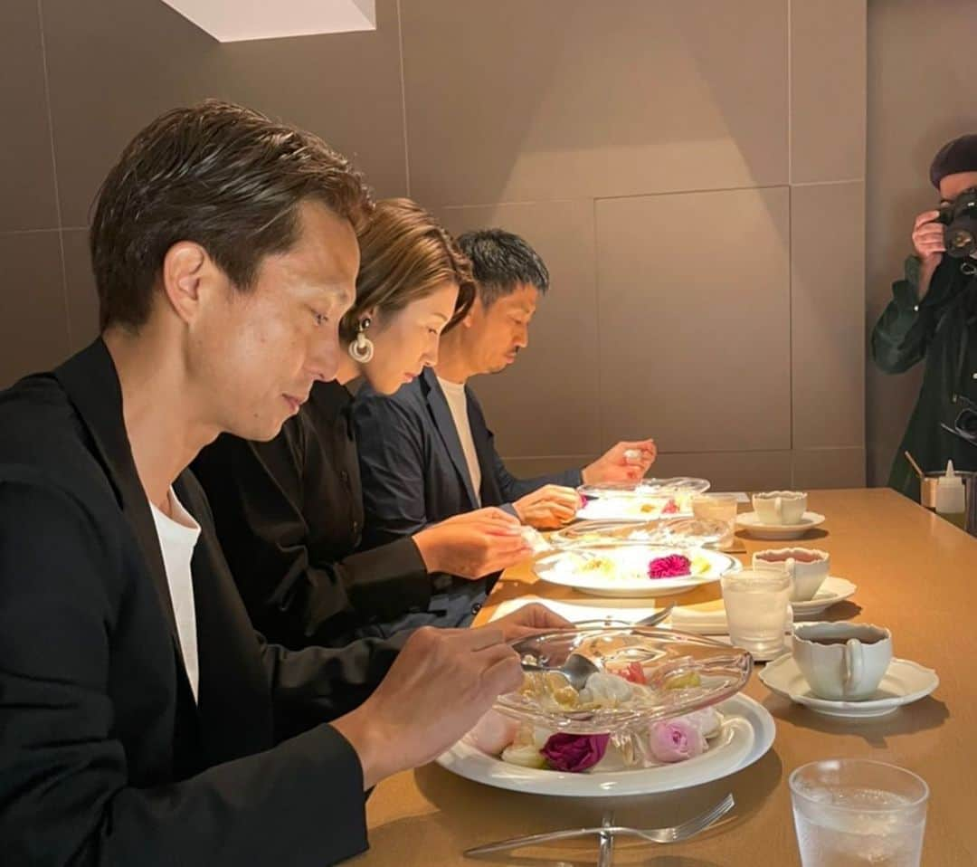 狩野舞子さんのインスタグラム写真 - (狩野舞子Instagram)「・ 志村大介 × 昆布智成 Secret Collaboration Event @ungrain_tokyo で行われた夢のコラボレーションイベントに 招待して頂きました💐 ・ パティシエ昆布さんの作るスイーツ×フラワーアーティスト志村さんの味付けが加わった、今までに見たことのない素敵な作品を堪能させてもらいました☺️🍴 ・ 写真で伝わるかなぁ〜🥺 贅沢な時間をありがとうございました✨ ・ #ungraintokyo  #アングラン  #パティシエ #昆布智成 さん #フラワーアーティスト #志村大介 さん」6月30日 21時52分 - kanochan715