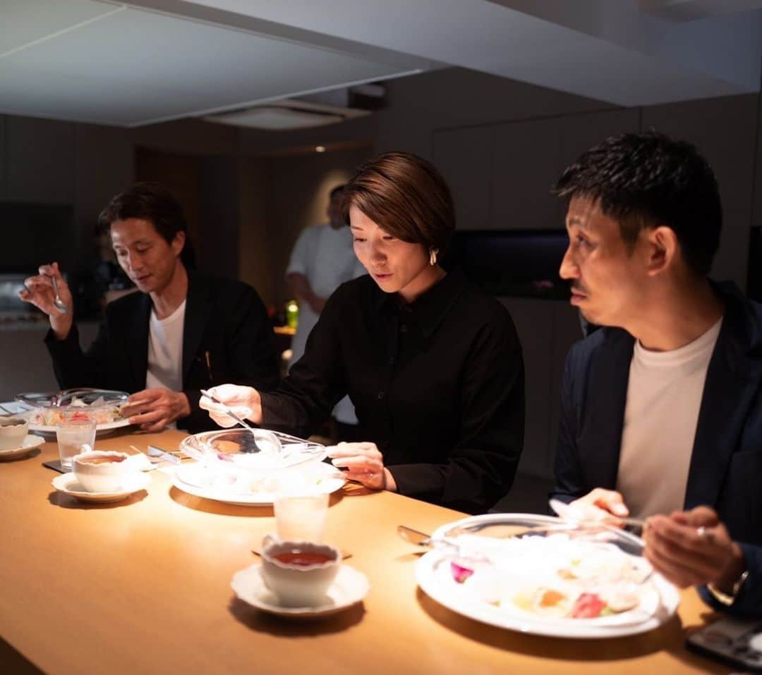 狩野舞子さんのインスタグラム写真 - (狩野舞子Instagram)「・ 志村大介 × 昆布智成 Secret Collaboration Event @ungrain_tokyo で行われた夢のコラボレーションイベントに 招待して頂きました💐 ・ パティシエ昆布さんの作るスイーツ×フラワーアーティスト志村さんの味付けが加わった、今までに見たことのない素敵な作品を堪能させてもらいました☺️🍴 ・ 写真で伝わるかなぁ〜🥺 贅沢な時間をありがとうございました✨ ・ #ungraintokyo  #アングラン  #パティシエ #昆布智成 さん #フラワーアーティスト #志村大介 さん」6月30日 21時52分 - kanochan715