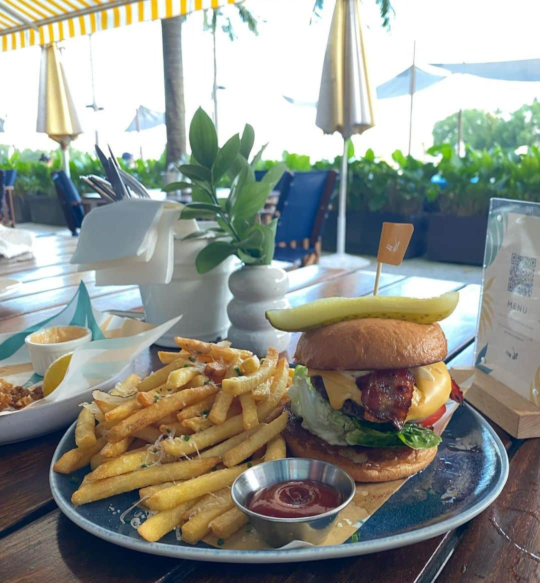 市原彩花さんのインスタグラム写真 - (市原彩花Instagram)「Tanjong Beach Club🍹  夕方から行って閉店(20時)までプールサイドでゆっくりしてた☺️🏝  テーブル席なら予約なしで行けてミニマムチャージもないよ😉💰  シンガは年中夏だし、すぐビーチやプール行けるから大好き😚☀️  てか @weekly_singalife の企画でシンガポールのライザップに通うことになったよ😂💪 ダイエットじゃなくて、ヒップアップやボディメイクする😁 今超お得なプロモーションしてるから @rizap_singapore_official にAYAKAのインスタ見たよってDMやメールして詳細聞いてみてね😊 トレーニング行く度にストーリー上げまーす❣️💪  #tanjongbeachclub#tanjongbeach#タンジョンビーチクラブ#beachclubs#ビーチクラブ#beach#pool#bikini#swimsuit#bajurenang#japanesegirl#bikinigirl#bikinimodel#プール#singapore#シンガポール#singapura#海外生活#海外旅行#海外移住#シンガポール生活#シンガポール在住#싱가포르#新加坡 #あーちゃんシンガポール」6月30日 22時03分 - ayaka_ichihara