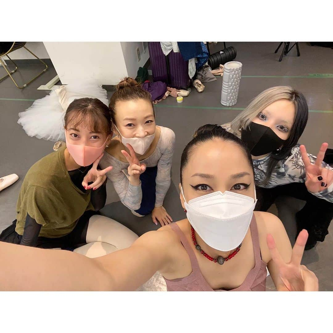 中島美嘉さんのインスタグラム写真 - (中島美嘉Instagram)「. 今年のライブも 宜しくお願いします ※急にやると 肩痛めます マネしないように  右から #IZUMI #私 #MAHA #HARUNA #MIHO  ストレッチついでに MAHAに習って肩抜き 全然出来ない、笑 しかしふざけてばかりじゃない 4枚目美しいバレリーナ #HARUNA #MIHO そして5枚目 #ダンサー #MAHA のバッグとお菓子 かわいい 今回も #バレエ とダンサー で美しくカッコいい世界 皆さん楽しみにしていて ください！ がんばろー ドキドキ  #mikanakashimaconcerttour #2022 #I」6月30日 23時13分 - mikanakashima_official