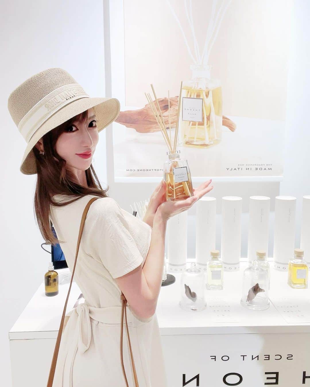 松山英礼奈さんのインスタグラム写真 - (松山英礼奈Instagram)「世界中から愛されている イタリアのフレグランスメーカー 『SCENT COMPANY』より  『SCENT OF THE ONE』が 日本初のディフューザーブランドとして上陸🪔🤍✨  世界中から厳選した オーガニック100%の原料で 作られてるよ🌿🧚🏻‍♀️✨  お家にいながら 贅沢な気分🤤♥️🕌  贈り物にもピッタリです🤭💖🎁✨  #SCENTOFTHEONE #SCENTCOMPANY #ディフューザー #ホームフレグランス #オーガニックフレグランス #香り #香りのある暮らし #空間デザイン #癒しの空間 #diffuser #fragrance #organic #香りで巡る、世界の旅 #セントオブザワン #ディフューザー」6月30日 23時41分 - hiiiiiiii0802