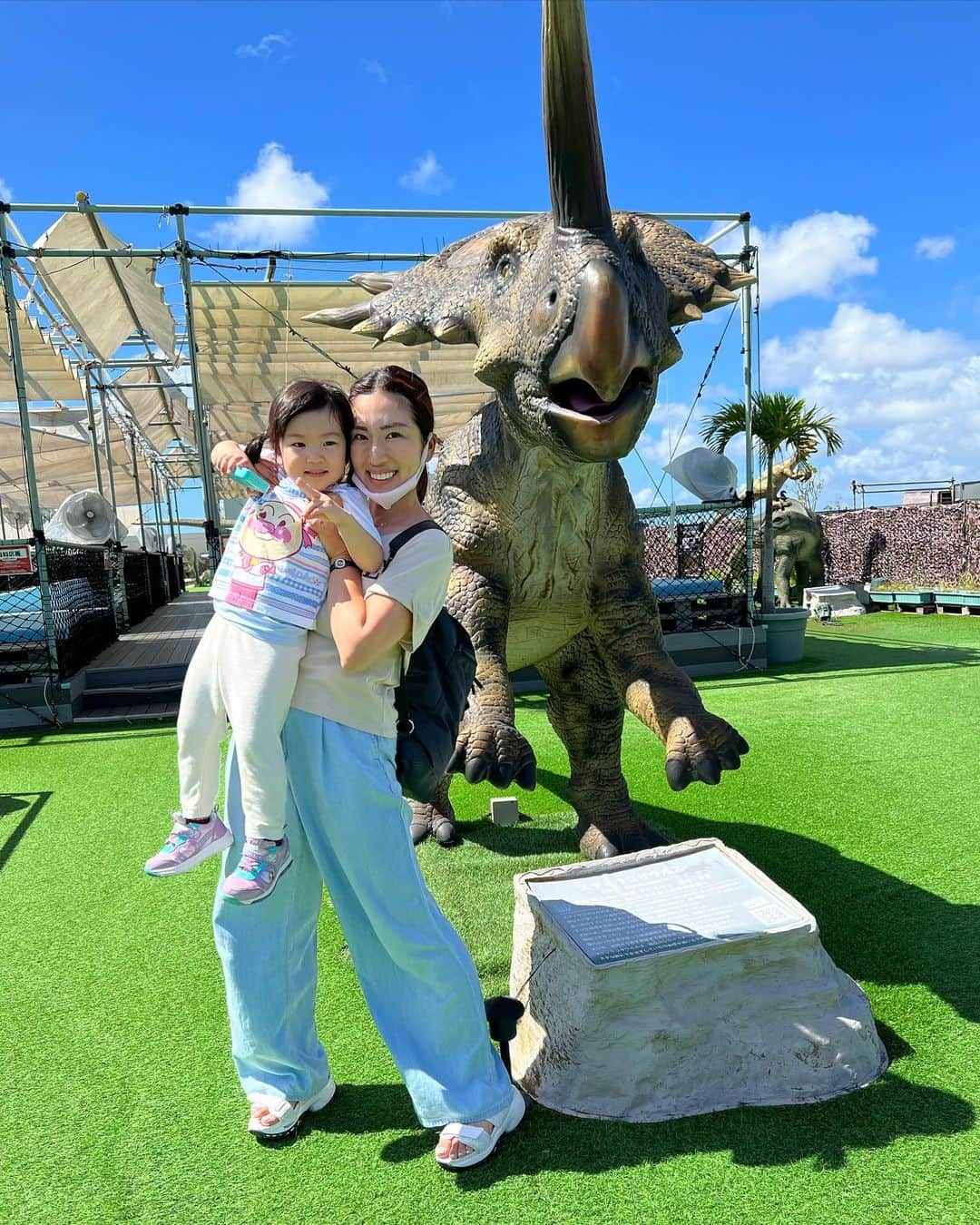 庄司ゆうこさんのインスタグラム写真 - (庄司ゆうこInstagram)「沖縄最終日は空港の近くにある @dinosaurbbqpark_stemresort のボールプールへ⭐️ ここはまだ出来たばかりだからか人が少なくて子連れの方にはめちゃくちゃオススメ❣️ 4枚目の写真はももちゃんが撮影してくれた🤣 ここで思いっきり遊ばせて飛行機に乗ったんだけど、飛行機でも元気いっぱいずっと賑やかだった😂近くの席の人ごめんなさいって感じ😂笑 2人連れての子連れ旅行は大変だったけど楽しかった🥰 #沖縄#沖縄旅行#那覇#子連れ旅行#ボールプール#こどものいる暮らし#2人育児#姉弟#一姫二太郎」7月1日 0時02分 - yuko.shoji