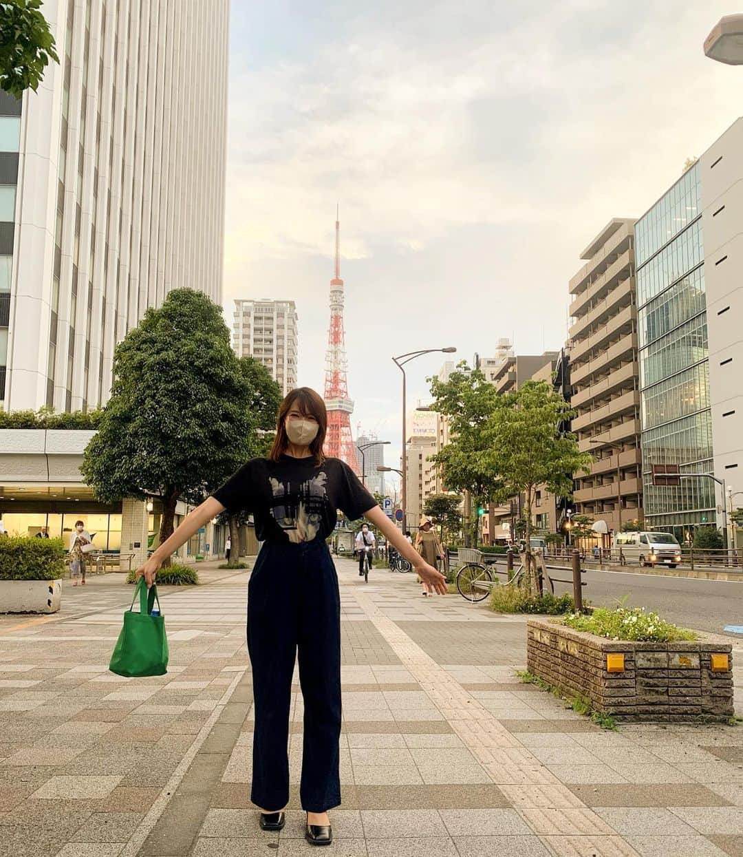 内山絵里加さんのインスタグラム写真 - (内山絵里加Instagram)「・ ・ 東京タワーだー！🗼𓂃 𓈒𓏸◌‬ ・ 先日、収録で行った東京にて 同郷のスタッフちゃんとついつい写真を👱🏻‍♀️📷 新幹線も駅弁もひさしぶりで 日常のありがたさを感じます。 リモートは、便利だけれど やっぱり人に会えるのは嬉しいですね。 ・ きょうから、7月🎋 七夕の短冊に 月並みに１枚は『世界平和』と 毎年書いていましたが 今年はぜんぶ 『世界平和』にしたいきぶんです。 ・ あまりにも暑い日が続いています。 どうか、健やかに お過ごしくださいね🌱🚿 ・ #東京 #オワリちゃんTシャツ #WOWOWW #7月 #世界平和 #新幹線 #駅弁 #天丼 #東京タワー #おのぼりさん」7月1日 7時09分 - erika.uchiyama1129