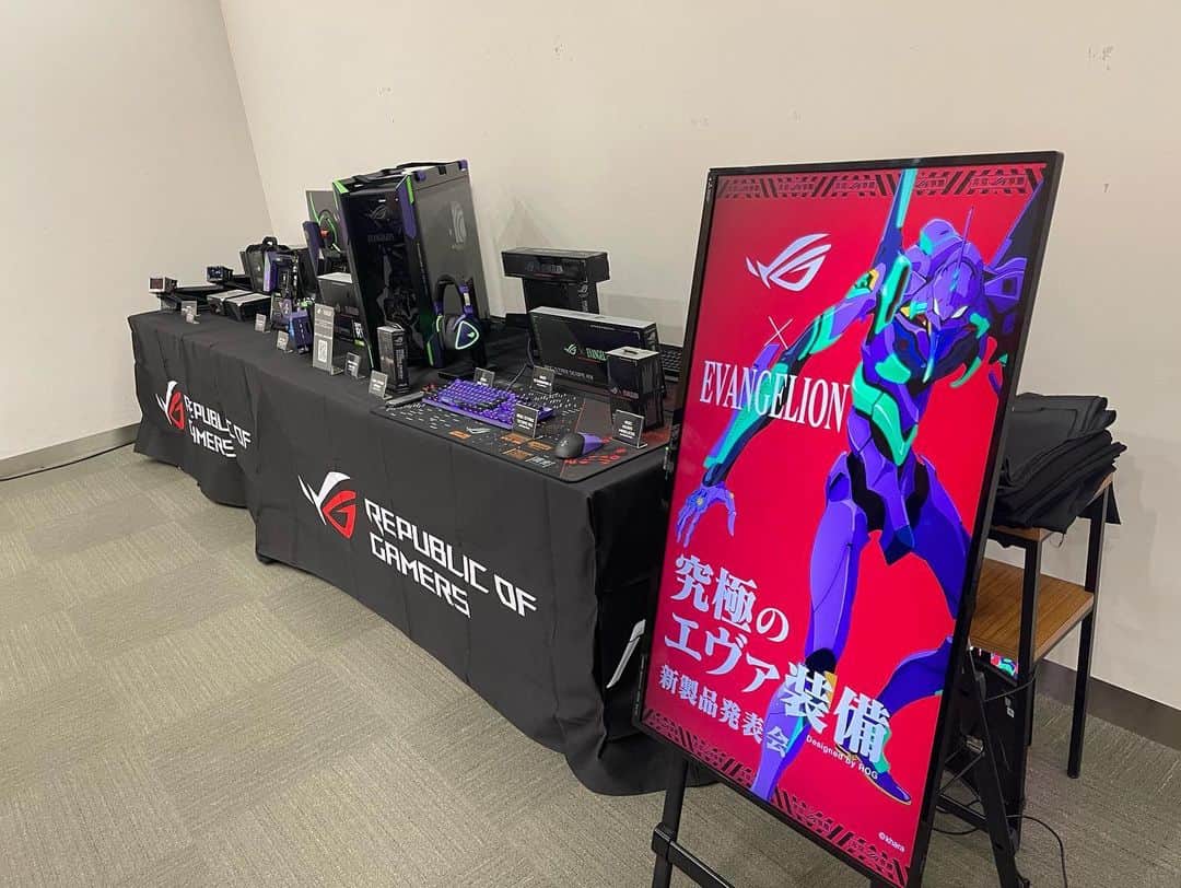 加藤夏希さんのインスタグラム写真 - (加藤夏希Instagram)「#ROG × #エヴァンゲリオン コラボエディション✌️ ゲーミングPCが発売されます！エヴァの世界観を壊さず、自宅に帰ったらまるでNERV本部です😆‼︎是非チェックしてくださーい！エヴァ好き集まれー！！ 衣装: #ECLATROIS」7月1日 8時36分 - natsukikato_official